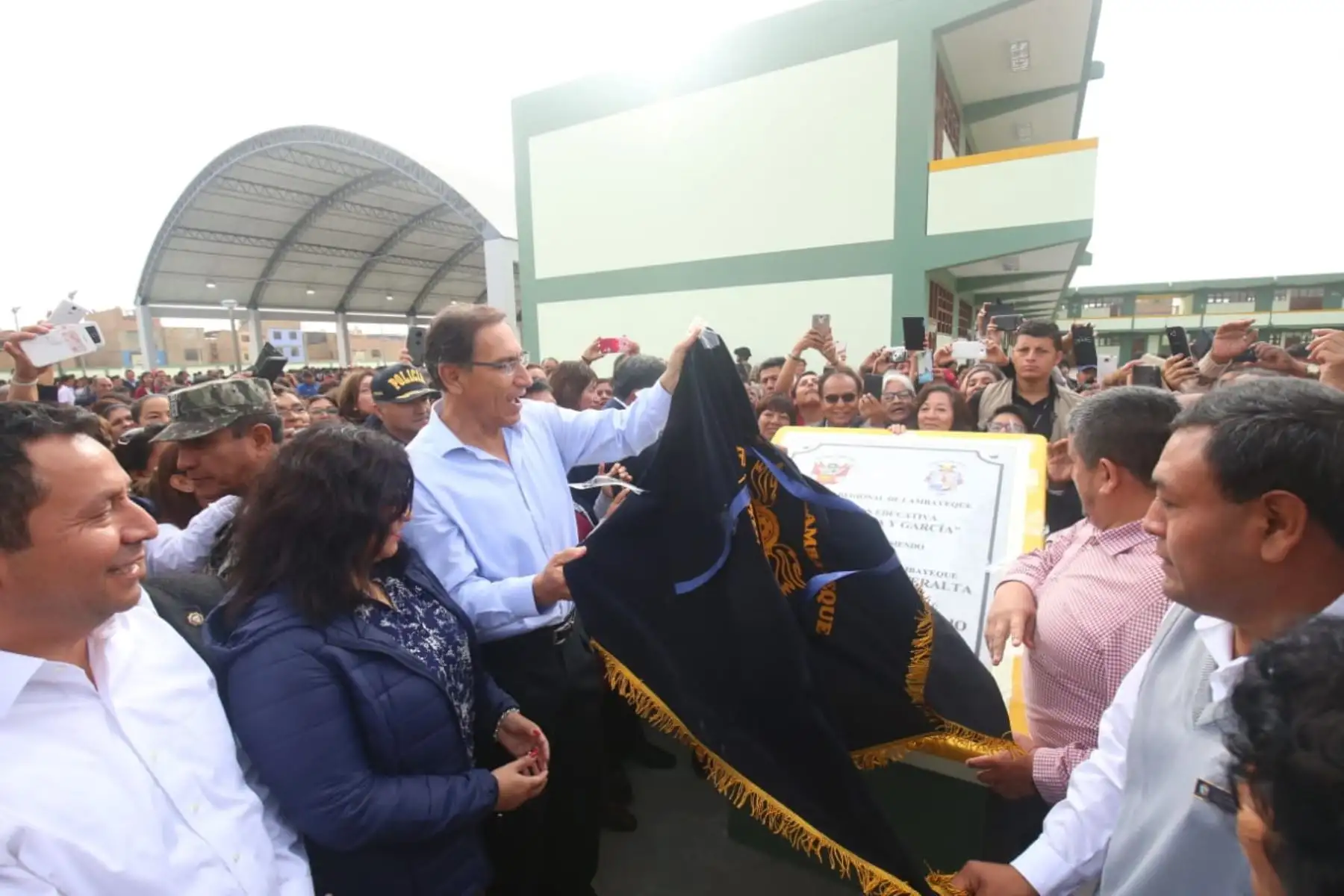 El presidente Martín Vizcarra se encuentra en Chiclayo para visitar la IE Elvira García y García y supervisar la reanudación del servicio educativo, así como sostener un encuentro con docentes y estudiantes de dicho colegio. Foto: ANDINA/Prensa Presidencia.