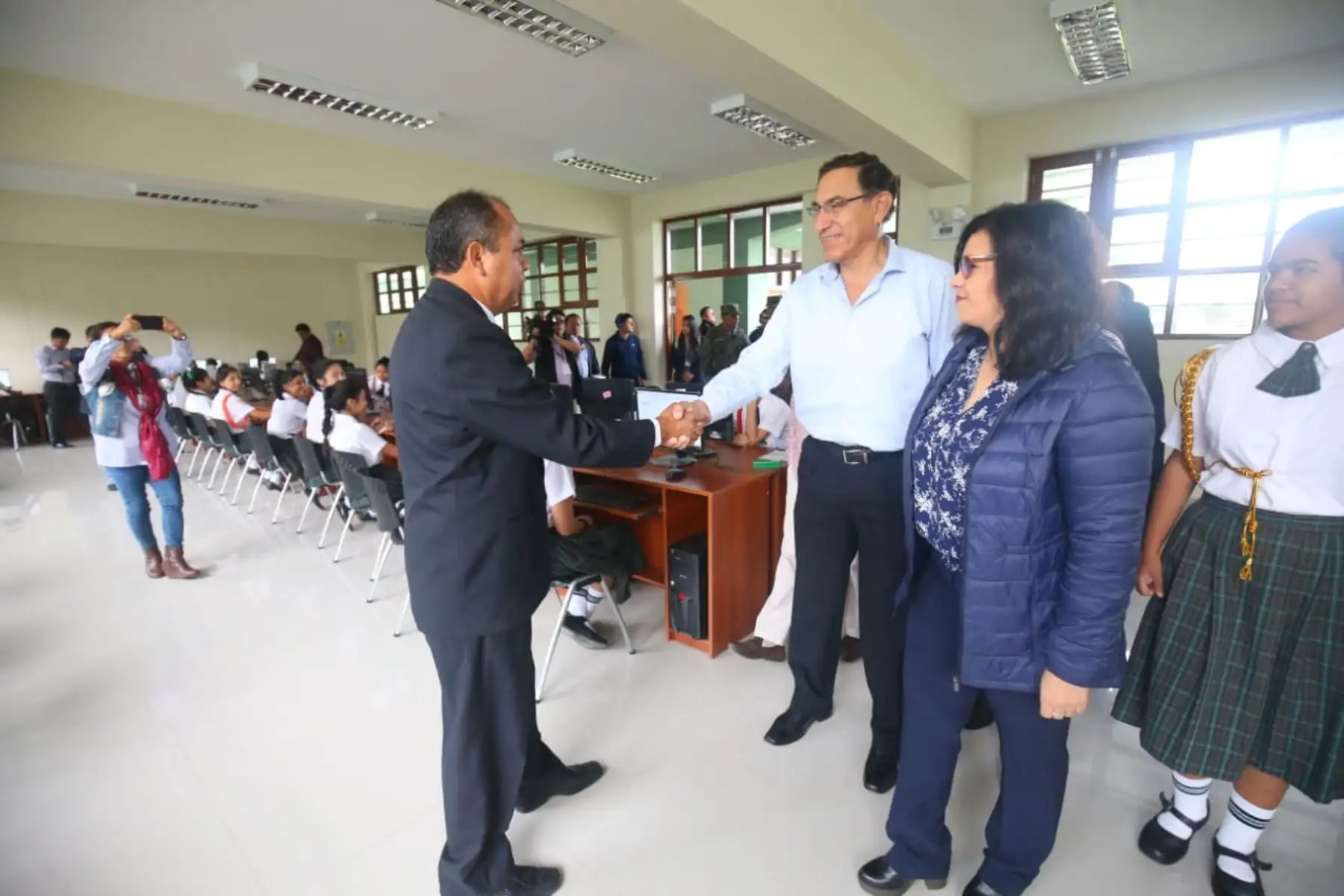 El presidente Martín Vizcarra se encuentra en Chiclayo para visitar la IE Elvira García y García y supervisar la reanudación del servicio educativo, así como sostener un encuentro con docentes y estudiantes de dicho colegio. Foto: ANDINA/Prensa Presidencia.