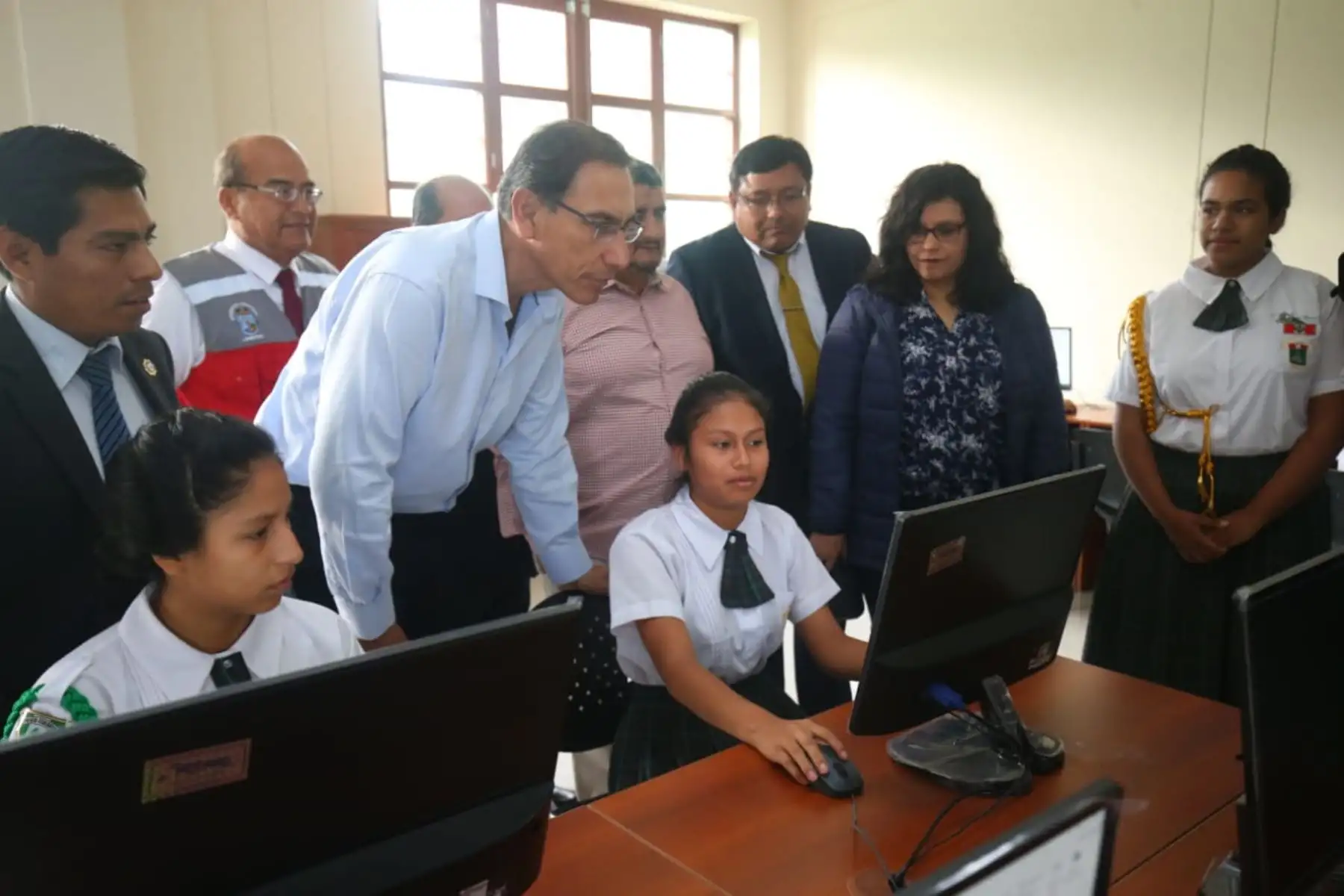 El presidente Martín Vizcarra se encuentra en Chiclayo para visitar la IE Elvira García y García y supervisar la reanudación del servicio educativo, así como sostener un encuentro con docentes y estudiantes de dicho colegio. Foto: ANDINA/Prensa Presidencia.