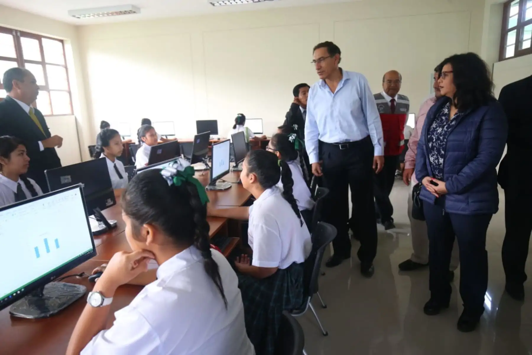 El presidente Martín Vizcarra se encuentra en Chiclayo para visitar la IE Elvira García y García y supervisar la reanudación del servicio educativo, así como sostener un encuentro con docentes y estudiantes de dicho colegio. Foto: ANDINA/Prensa Presidencia.