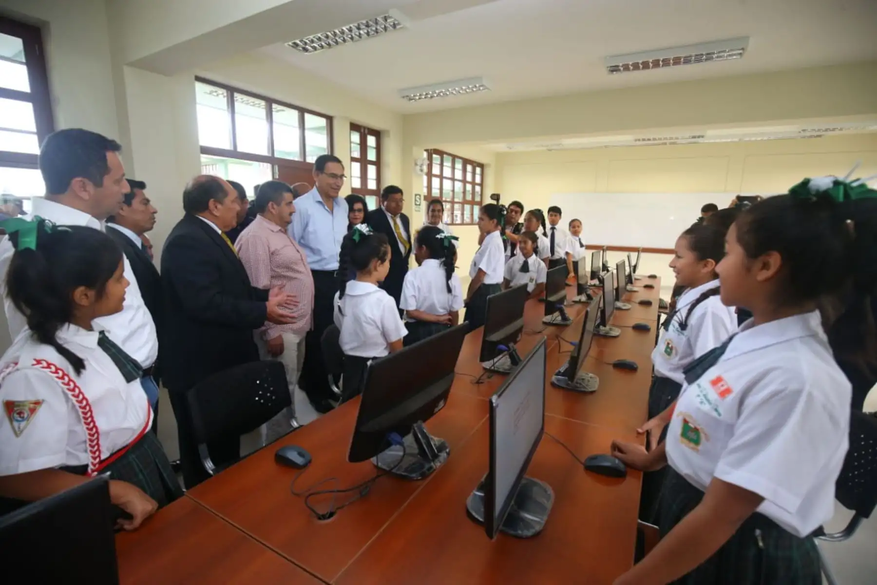 El presidente Martín Vizcarra se encuentra en Chiclayo para visitar la IE Elvira García y García y supervisar la reanudación del servicio educativo, así como sostener un encuentro con docentes y estudiantes de dicho colegio. Foto: ANDINA/Prensa Presidencia.