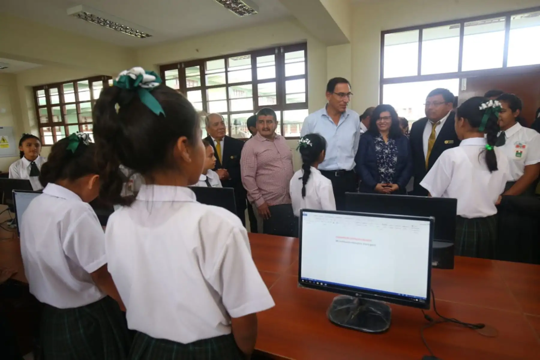 El presidente Martín Vizcarra se encuentra en Chiclayo para visitar la IE Elvira García y García y supervisar la reanudación del servicio educativo, así como sostener un encuentro con docentes y estudiantes de dicho colegio. Foto: ANDINA/Prensa Presidencia.
