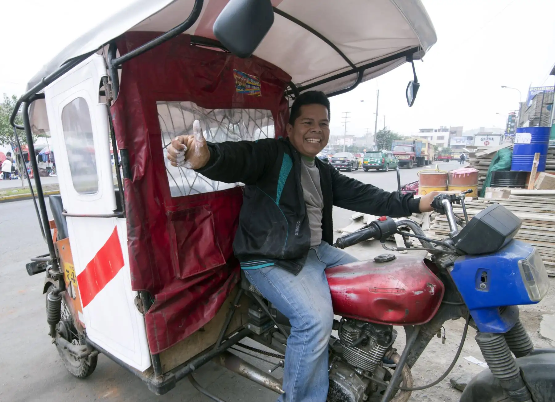 Conductor  de mototaxi  pintó su vehículo con los colores de la bandera peruana. AFP