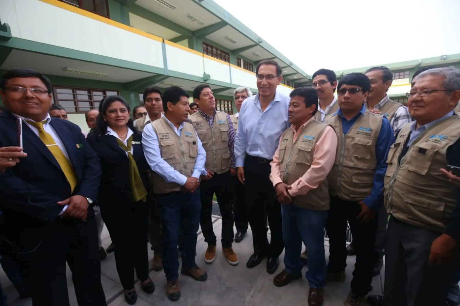 El presidente Martín Vizcarra se encuentra en Chiclayo para visitar la IE Elvira García y García y supervisar la reanudación del servicio educativo, así como sostener un encuentro con docentes y estudiantes de dicho colegio. Foto: ANDINA/Prensa Presidencia.