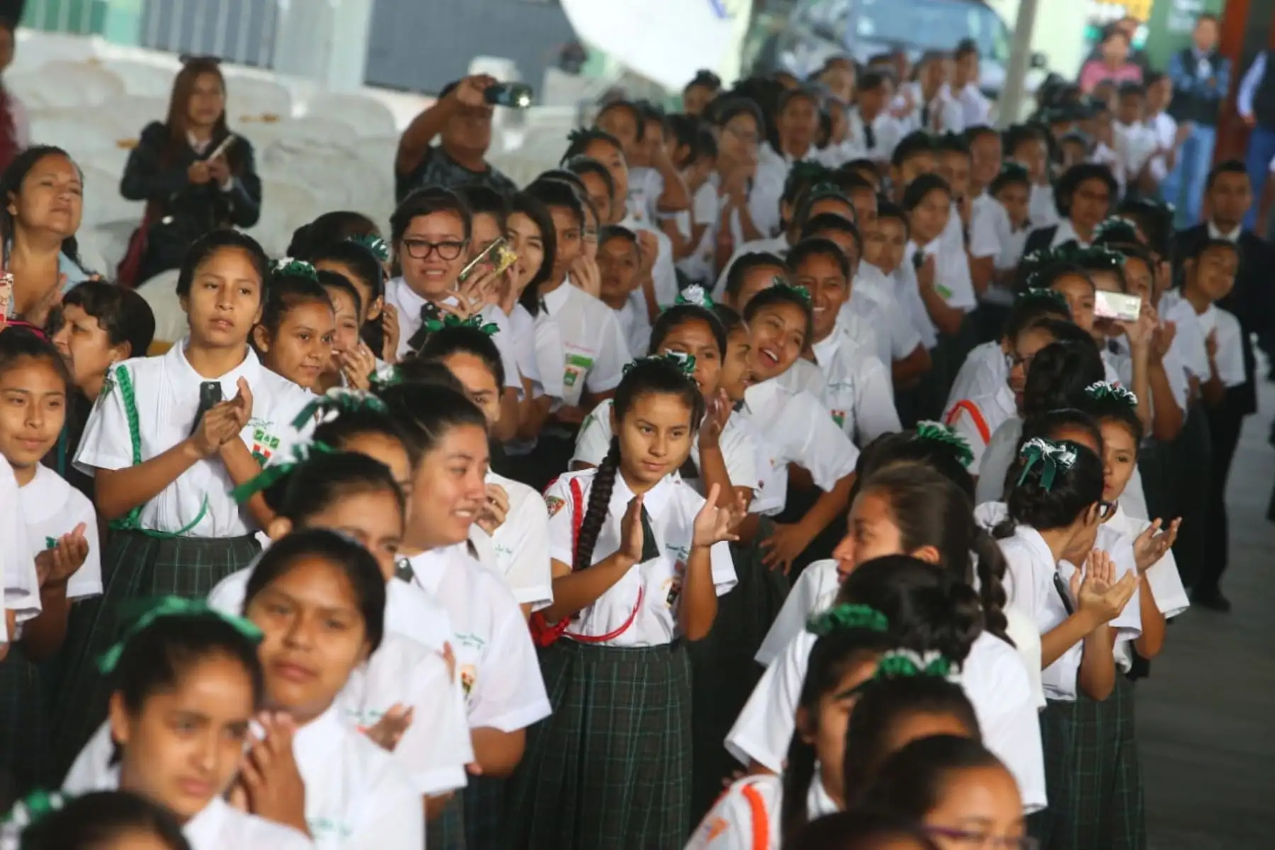 El presidente Martín Vizcarra se encuentra en Chiclayo para visitar la IE Elvira García y García y supervisar la reanudación del servicio educativo, así como sostener un encuentro con docentes y estudiantes de dicho colegio. Foto: ANDINA/Prensa Presidencia.
