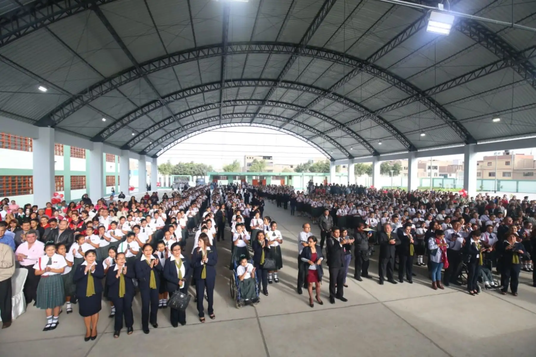 El presidente Martín Vizcarra se encuentra en Chiclayo para visitar la IE Elvira García y García y supervisar la reanudación del servicio educativo, así como sostener un encuentro con docentes y estudiantes de dicho colegio. Foto: ANDINA/Prensa Presidencia.