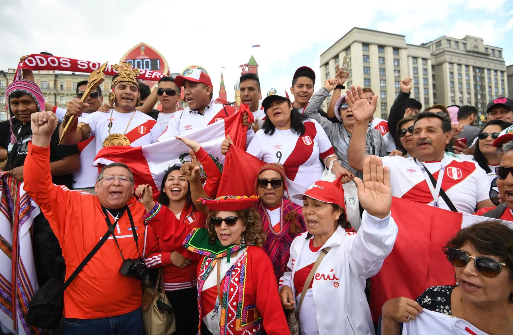 Hinchas del fútbol peruano se reúnen cerca de la Plaza Roja en Moscú, Rusia.  Foto: EFE