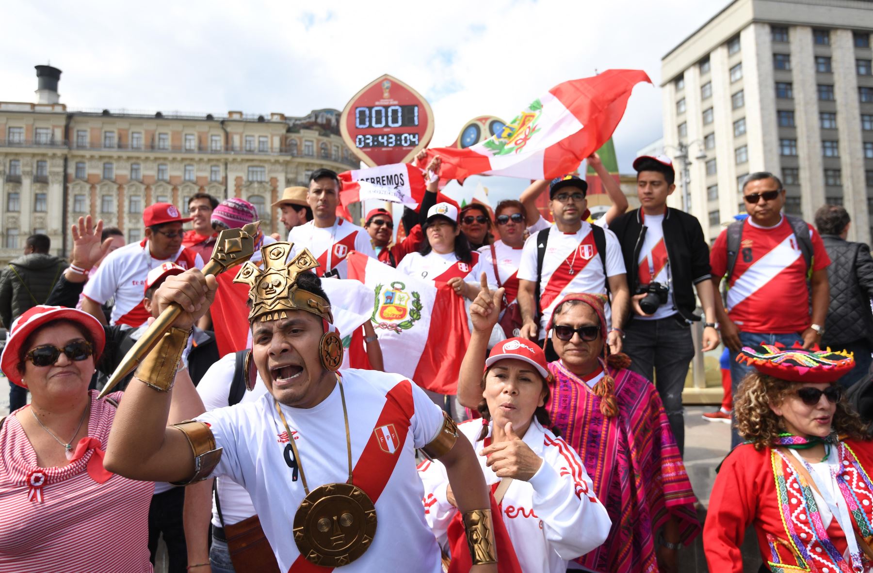 Hinchas del fútbol peruano se reúnen cerca de la Plaza Roja en Moscú, Rusia.  Foto: EFE