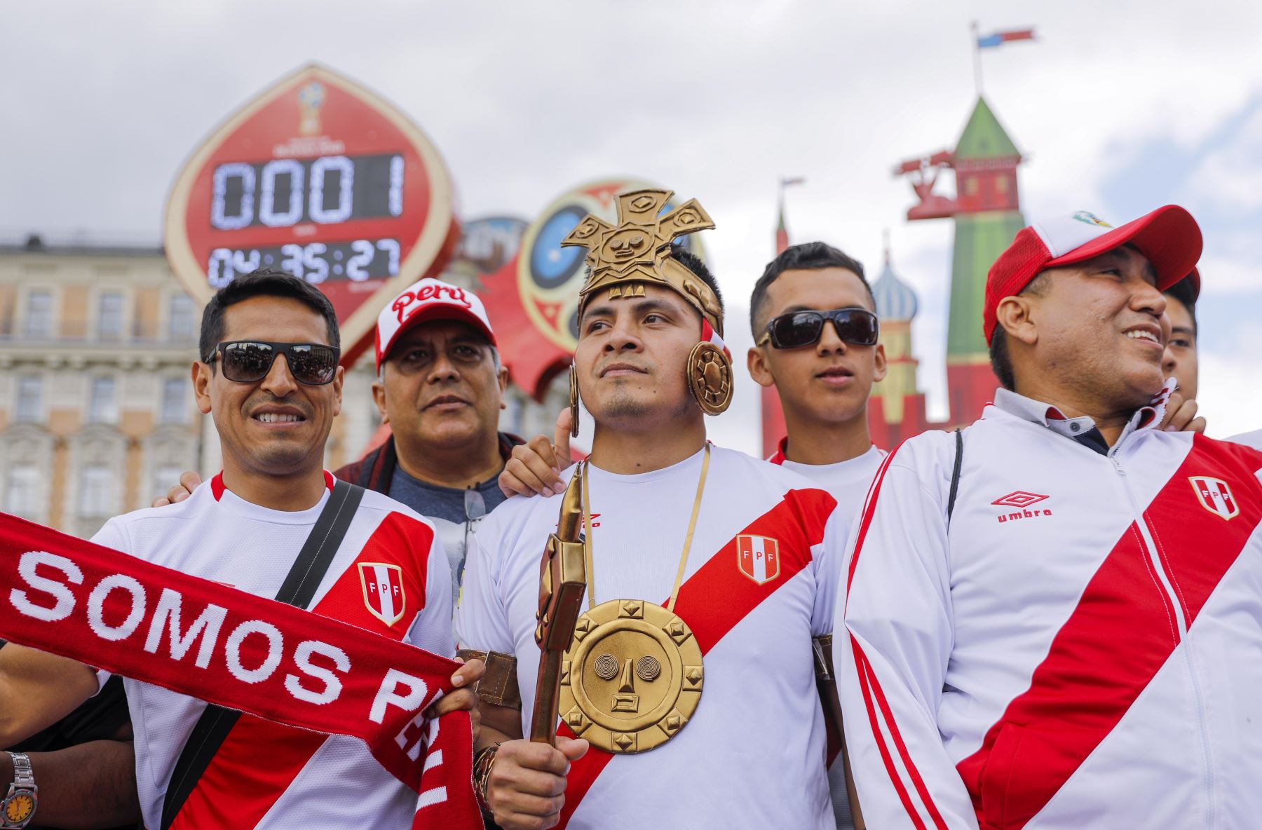 Hinchas del fútbol peruano se reúnen cerca de la Plaza Roja en Moscú, Rusia.  Foto: EFE