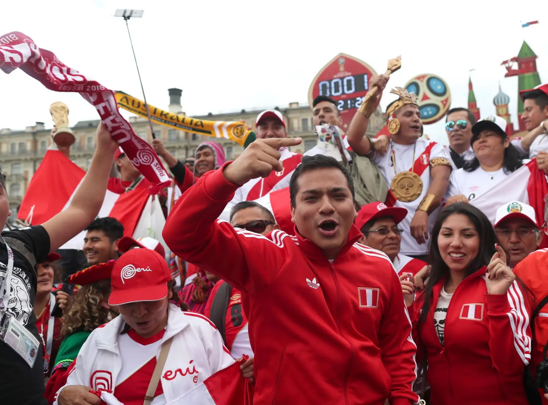 Hinchas del fútbol peruano se reúnen cerca de la Plaza Roja en Moscú, Rusia.  Foto: EFE