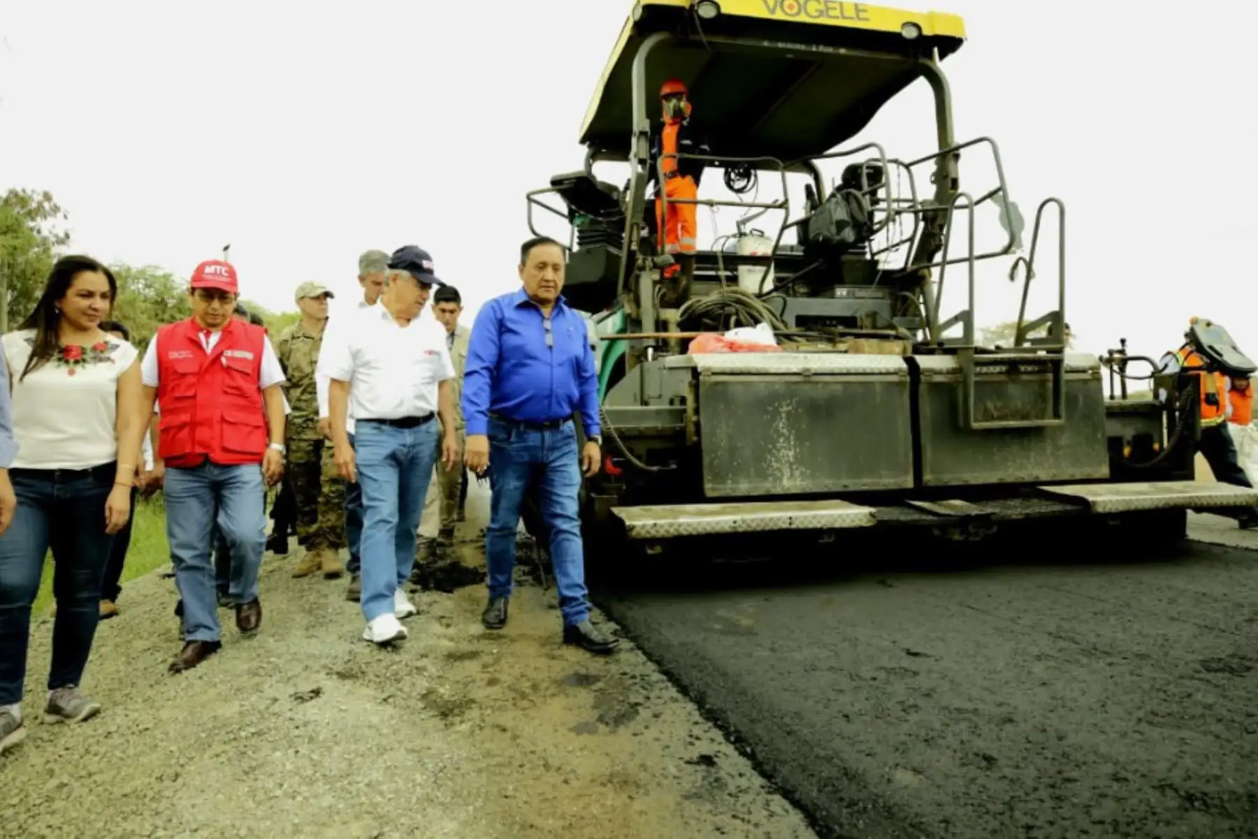 En el marco del Muni Ejecutivo que se realiza en la región Piura, el presidente del Consejo de Ministros, César Villanueva, y el ministro de Transportes y Comunicaciones, Edmer Trujillo, supervisaron el avance de los trabajos de rehabilitación de la carretera Sullana-Talara, que beneficiará a más de 100,000 pobladores.
