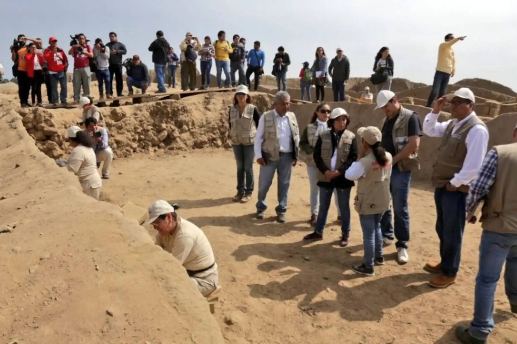 La ministra de Cultura, Patricia Balbuena, visita el complejo arqueológico de Chan Chan para conocer las decoraciones murales descubiertas recientemente por los investigadores que laboran en la ciudadela de barro más grande del mundo, declarada Patrimonio de la Humanidad por la Unesco.