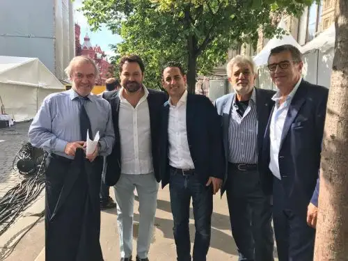 Juan Diego y sus colegas de arte en los previos a su noche en la Plaza Roja en Moscú.