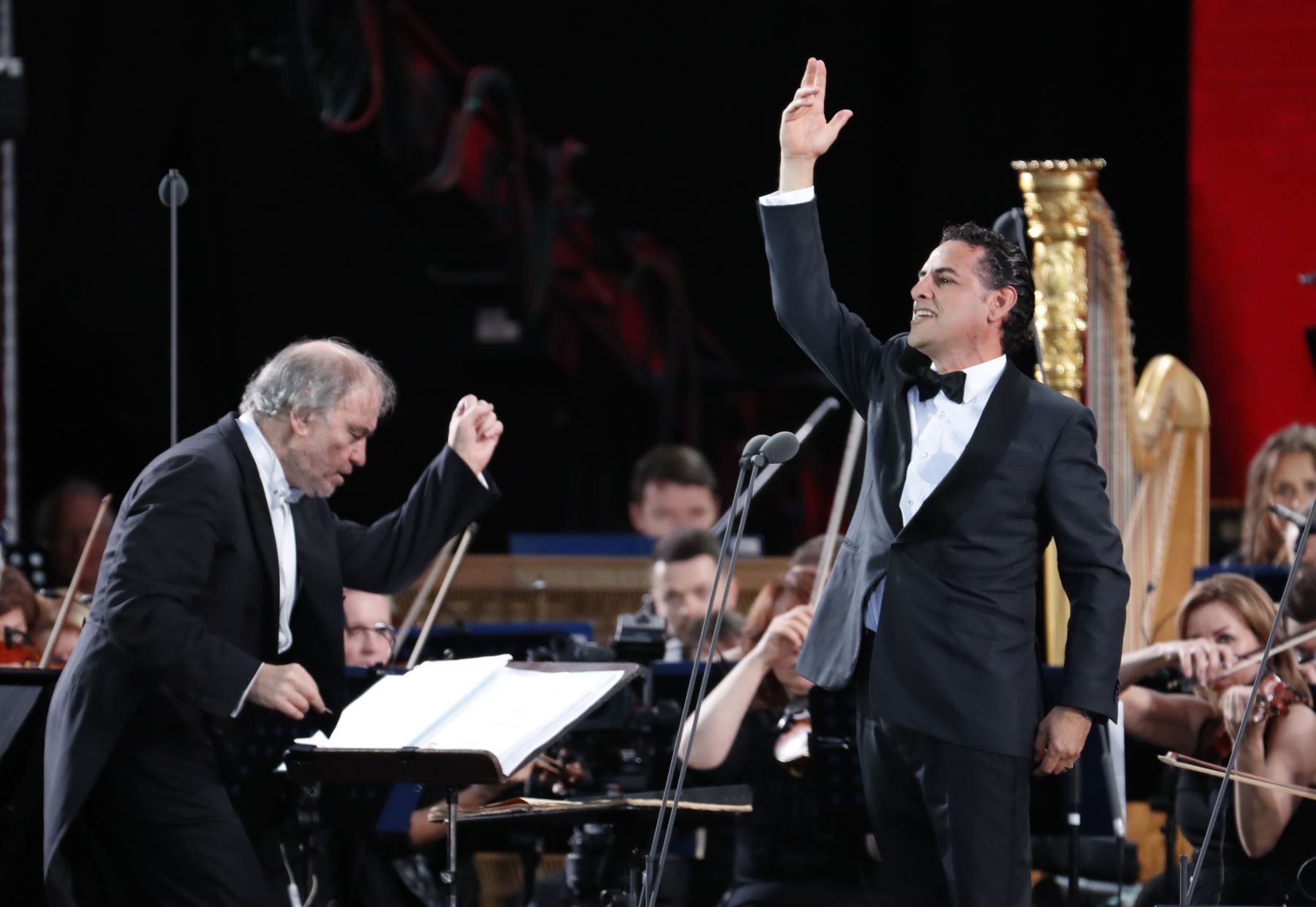 El tenor peruano Juan Diego Flórez se presentan durante un concierto de gala dedicado al torneo de fútbol de la Copa Mundial Rusia 2018 en la Plaza Roja de Moscú el 13 de junio de 2018. Foto: AFP