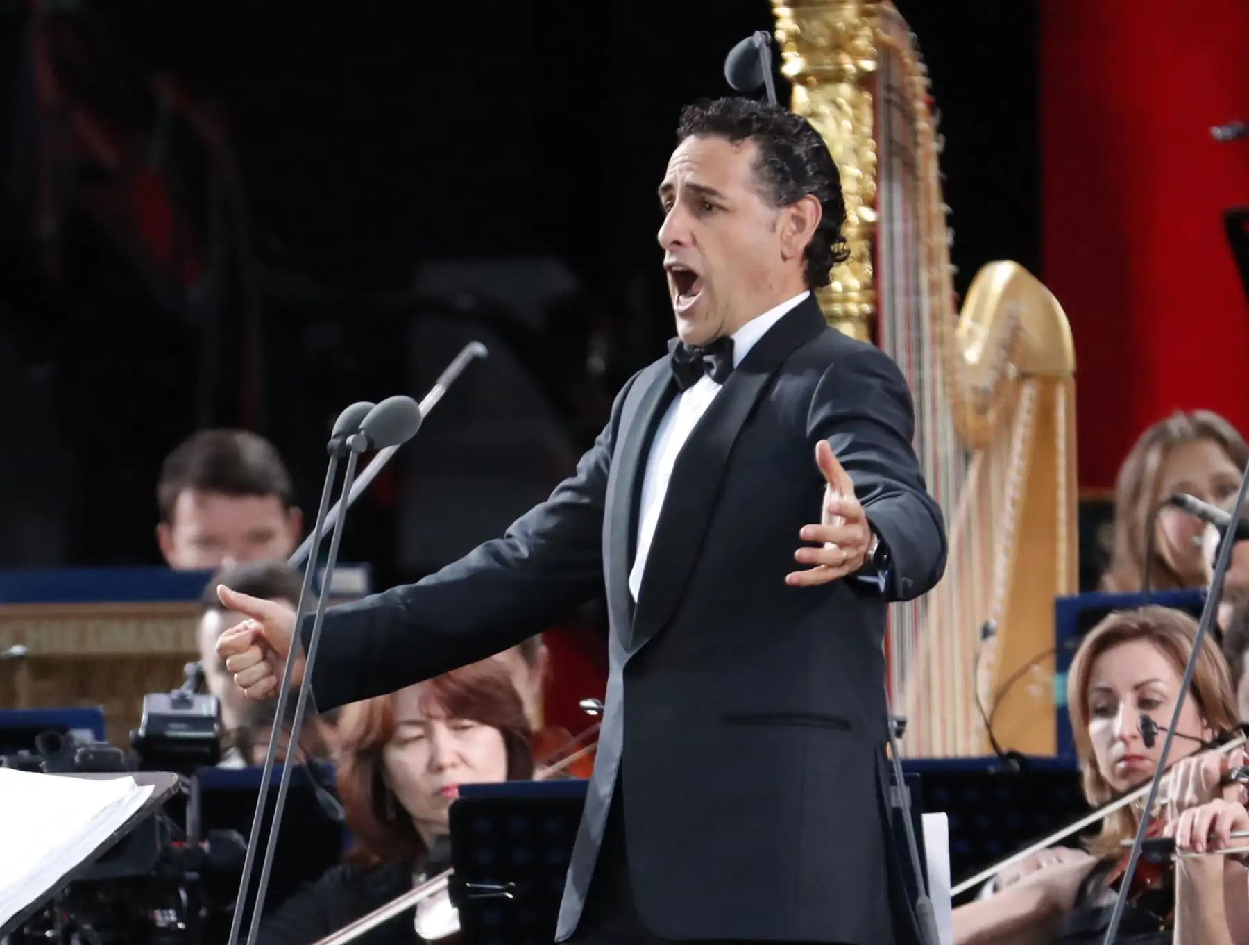 El tenor peruano Juan Diego Flórez se presentan durante un concierto de gala dedicado al torneo de fútbol de la Copa Mundial Rusia 2018 en la Plaza Roja de Moscú el 13 de junio de 2018. Foto: AFP
