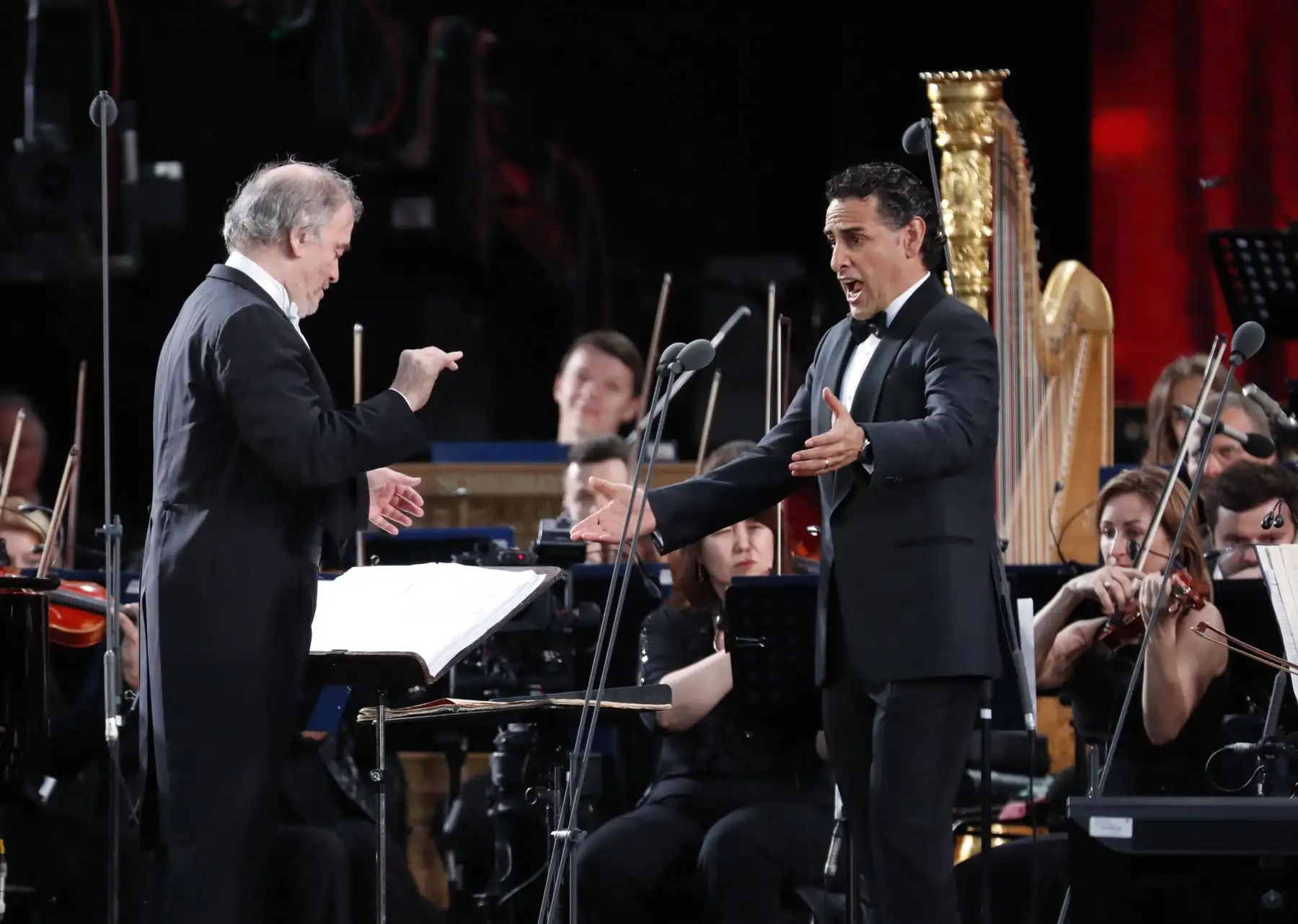 El tenor peruano Juan Diego Flórez se presentan durante un concierto de gala dedicado al torneo de fútbol de la Copa Mundial Rusia 2018 en la Plaza Roja de Moscú el 13 de junio de 2018. Foto: AFP