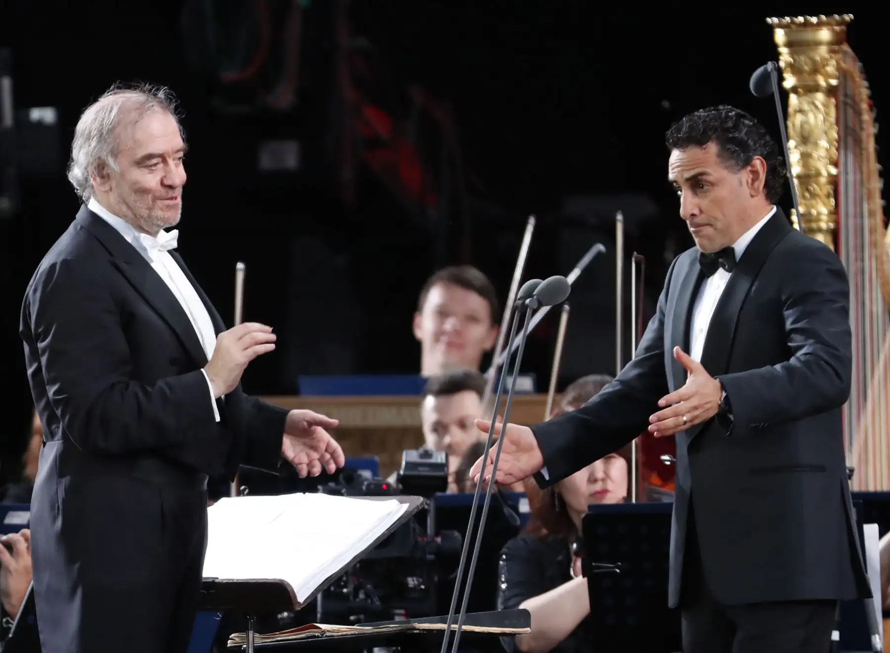 El tenor peruano Juan Diego Flórez se presentan durante un concierto de gala dedicado al torneo de fútbol de la Copa Mundial Rusia 2018 en la Plaza Roja de Moscú el 13 de junio de 2018. Foto: AFP