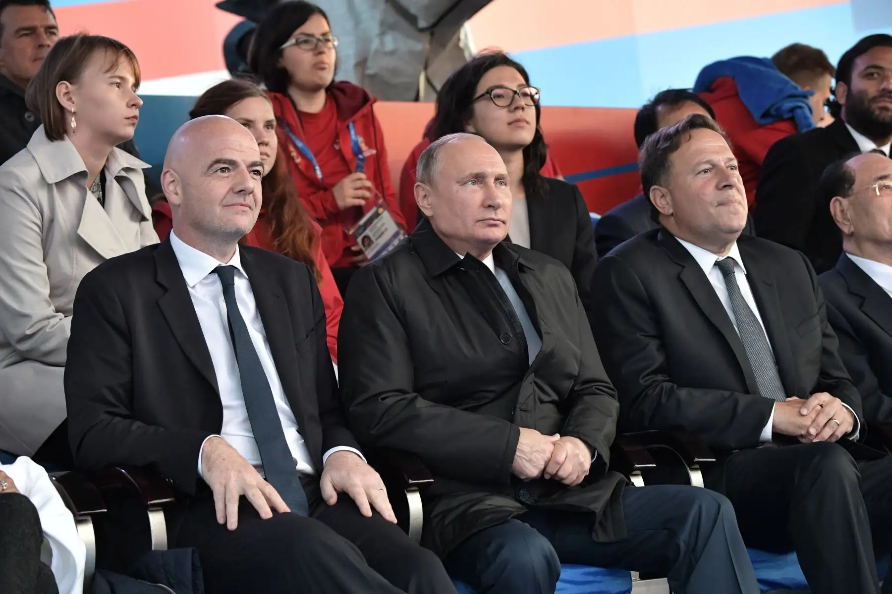 El presidente de la FIFA Gianni Infantino, el presidente ruso Vladimir Putin y el presidente panameño Juan Carlos Varela asisten a un concierto de gala dedicado al torneo de fútbol de la Copa Mundial Rusia 2018 en la Plaza Roja de Moscú el 13 de junio de 2018. Foto: AFP
