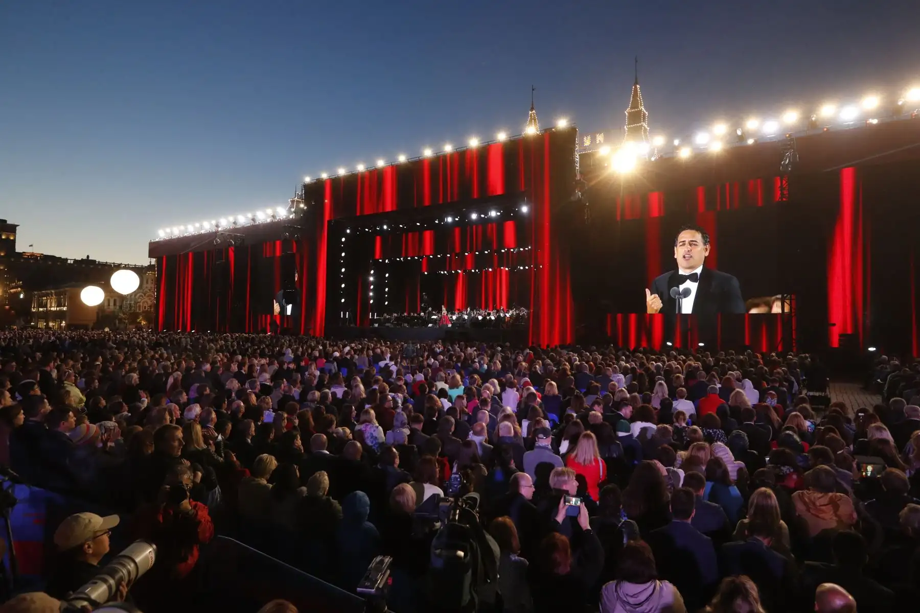 El tenor peruano Juan Diego Flórez se presentan durante un concierto de gala dedicado al torneo de fútbol de la Copa Mundial Rusia 2018 en la Plaza Roja de Moscú el 13 de junio de 2018. Foto: AFP