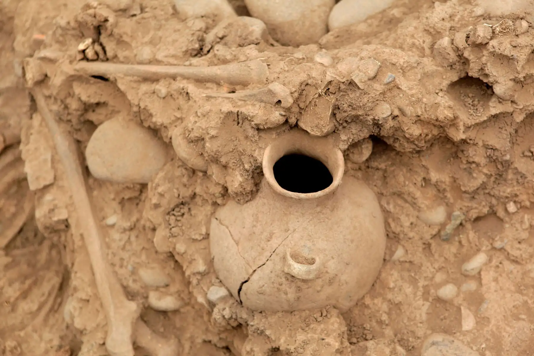 Presentan nuevos entierros humanos fueron descubiertos en la parte baja de la Huaca El Rosal, en el Complejo Arqueológico de Maranga. Foto:ANDINA/Héctor Vinces..
