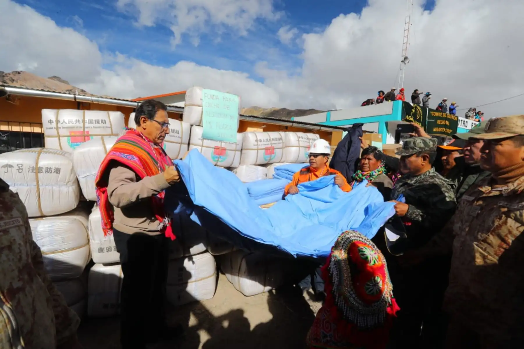 Presidente de la República Martín Vizcarra, inicia entrega de ayuda por heladas en Puno. Foto: ANDINA/Prensa Presidencia