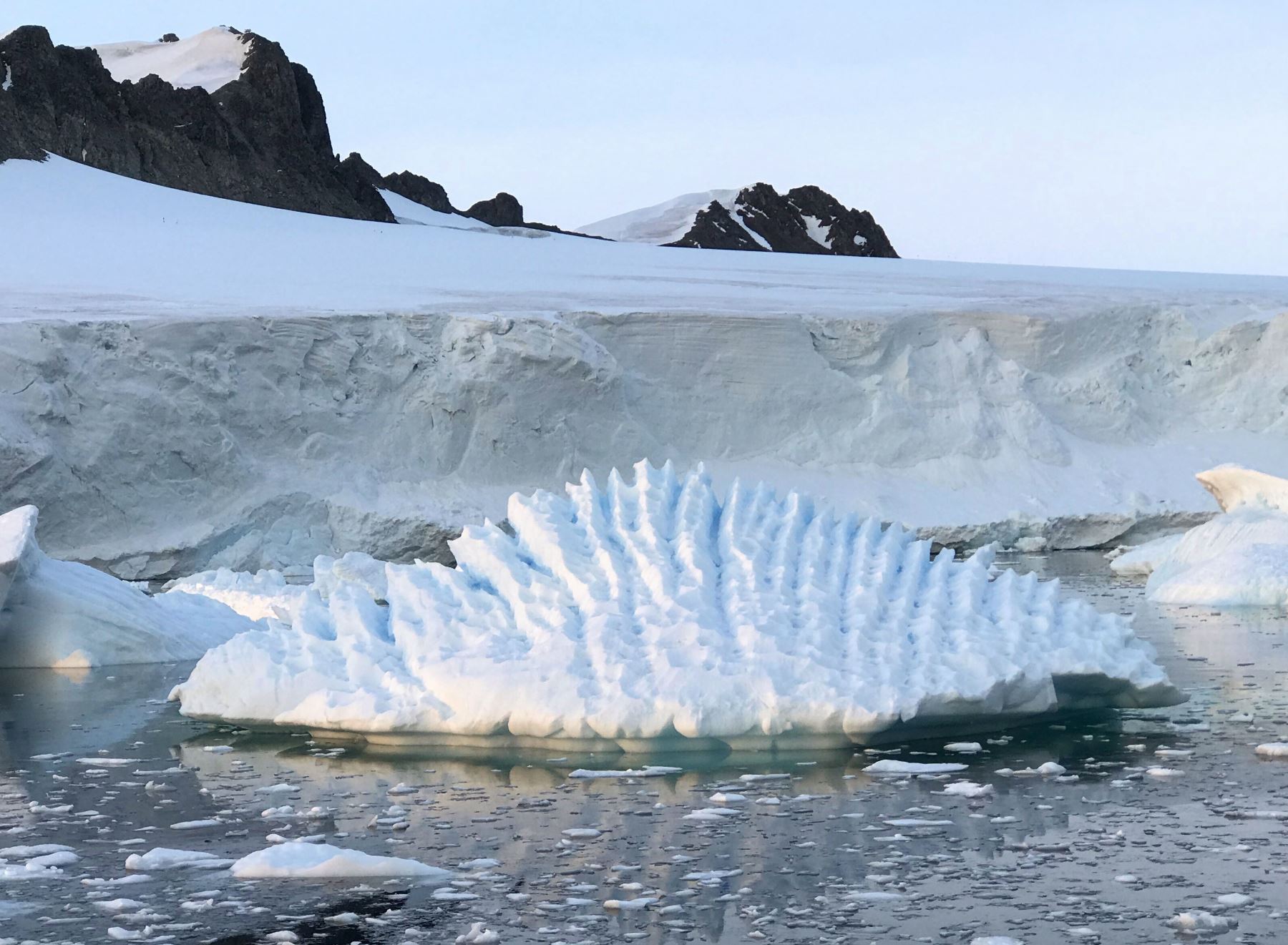 Estudio realizado por el Senamhi confirma que los glaciares de la Antártida están perdiendo su masa de hielo. AFP