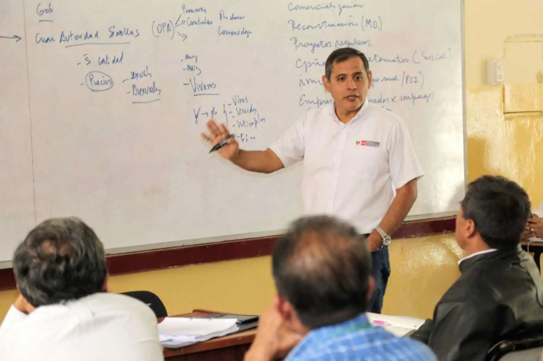 El ministro de Agricultura y Riego (Minagri), Gustavo Mostajo ratificó hoy que las obras de reconstrucción, correspondientes a su sector, se iniciarán en la segunda quincena de agosto, en cumplimiento del compromiso a que llegó con los agricultores de la región en mayo pasado.