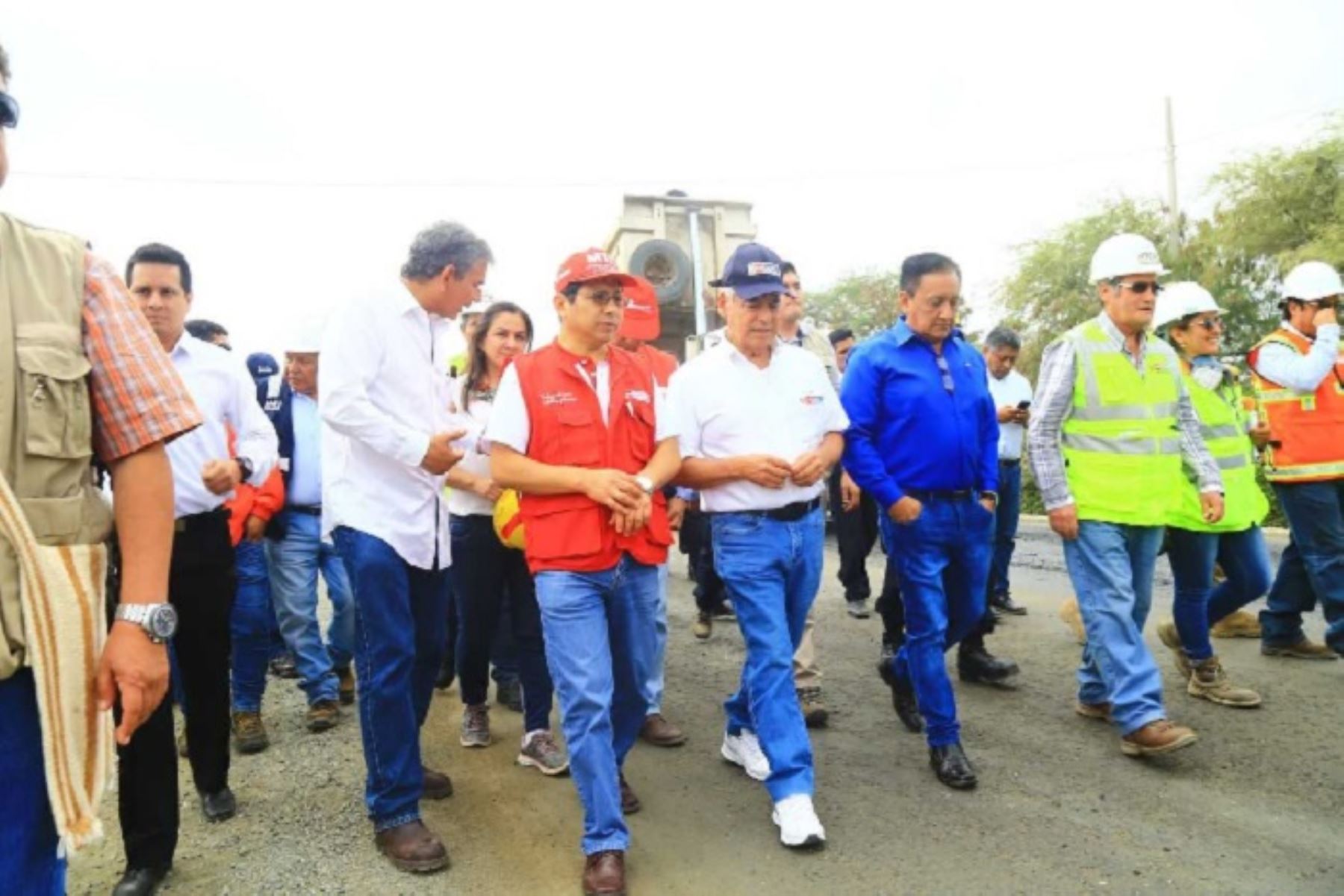 Ministro de Transportes, Edmer Trujillo,supervisó los trabajos finales de la carreta Sullana – Talara e informó que estos concluirán en julio..