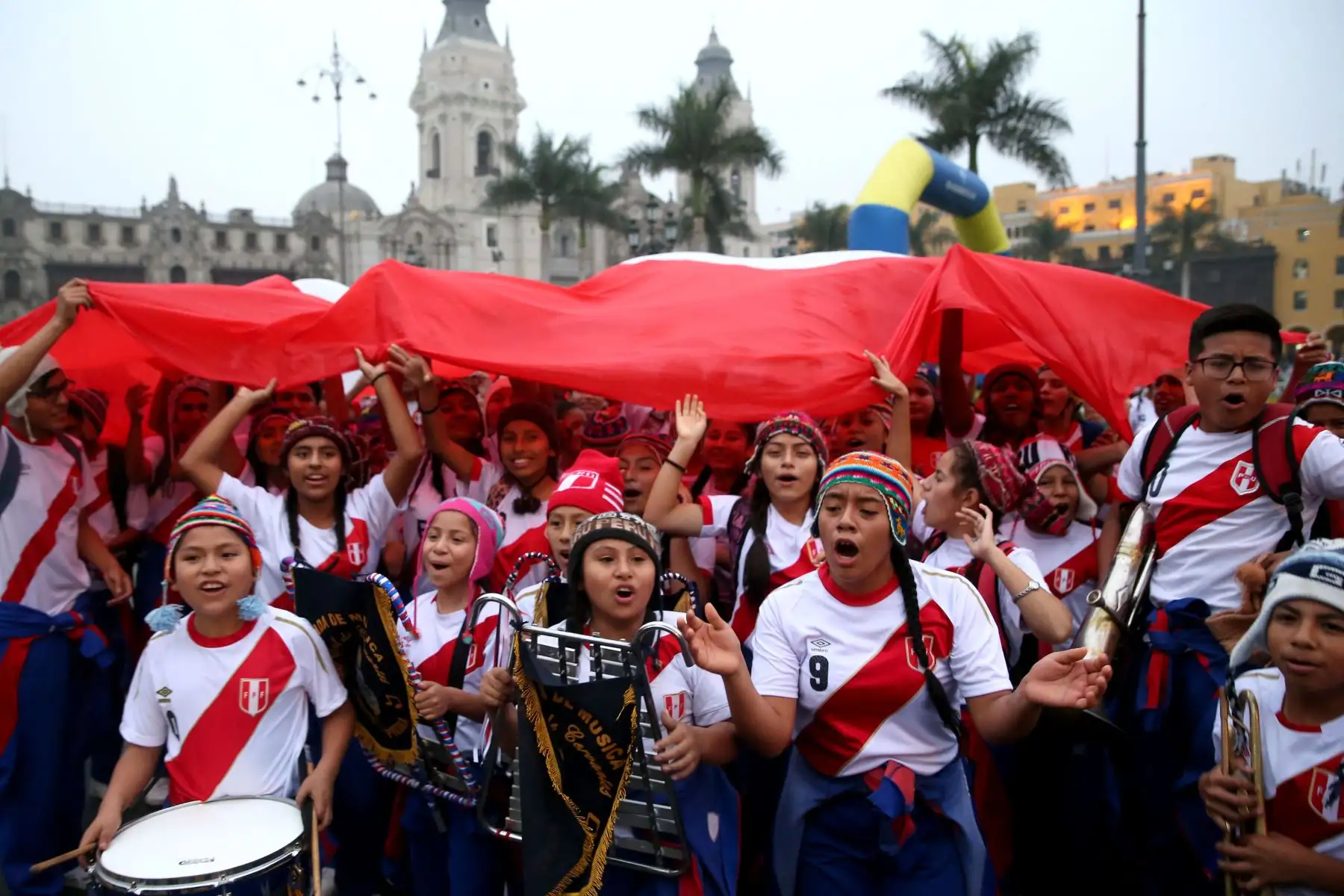Más de 500 hinchas demuestran su aliento a la selección en la Plaza Mayor: ANDINA/Dante Zegarra