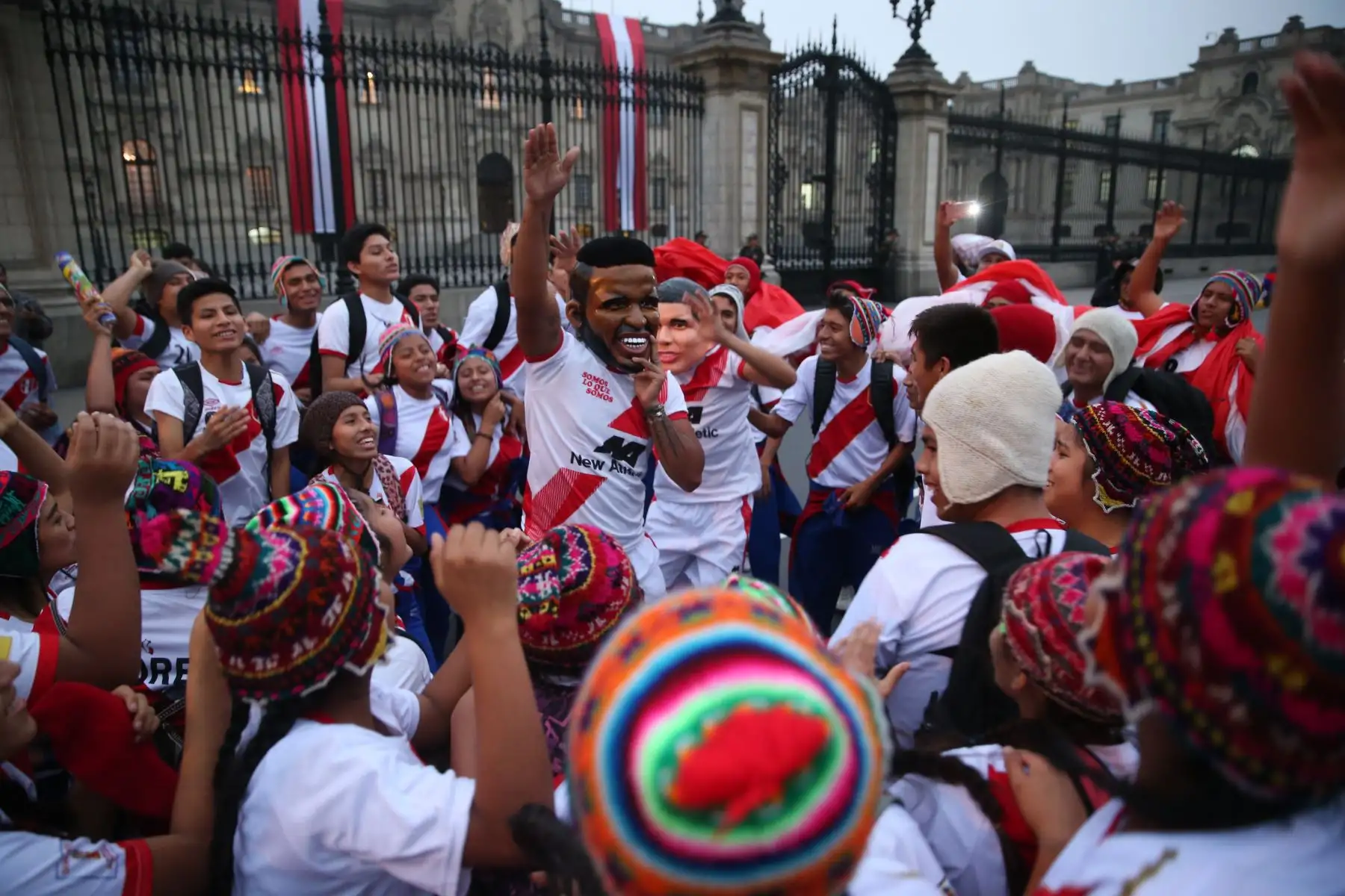 Más de 500 hinchas demuestran su aliento a la selección en la Plaza Mayor: ANDINA/Dante Zegarra