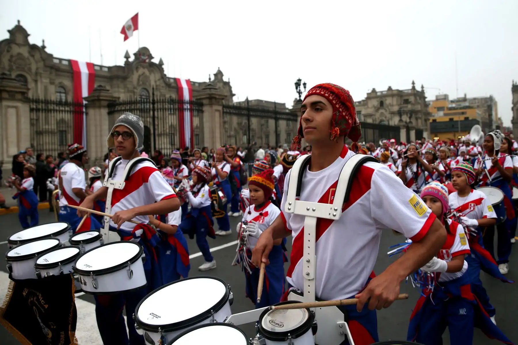 Más de 500 hinchas demuestran su aliento a la selección en la Plaza Mayor: ANDINA/Dante Zegarra