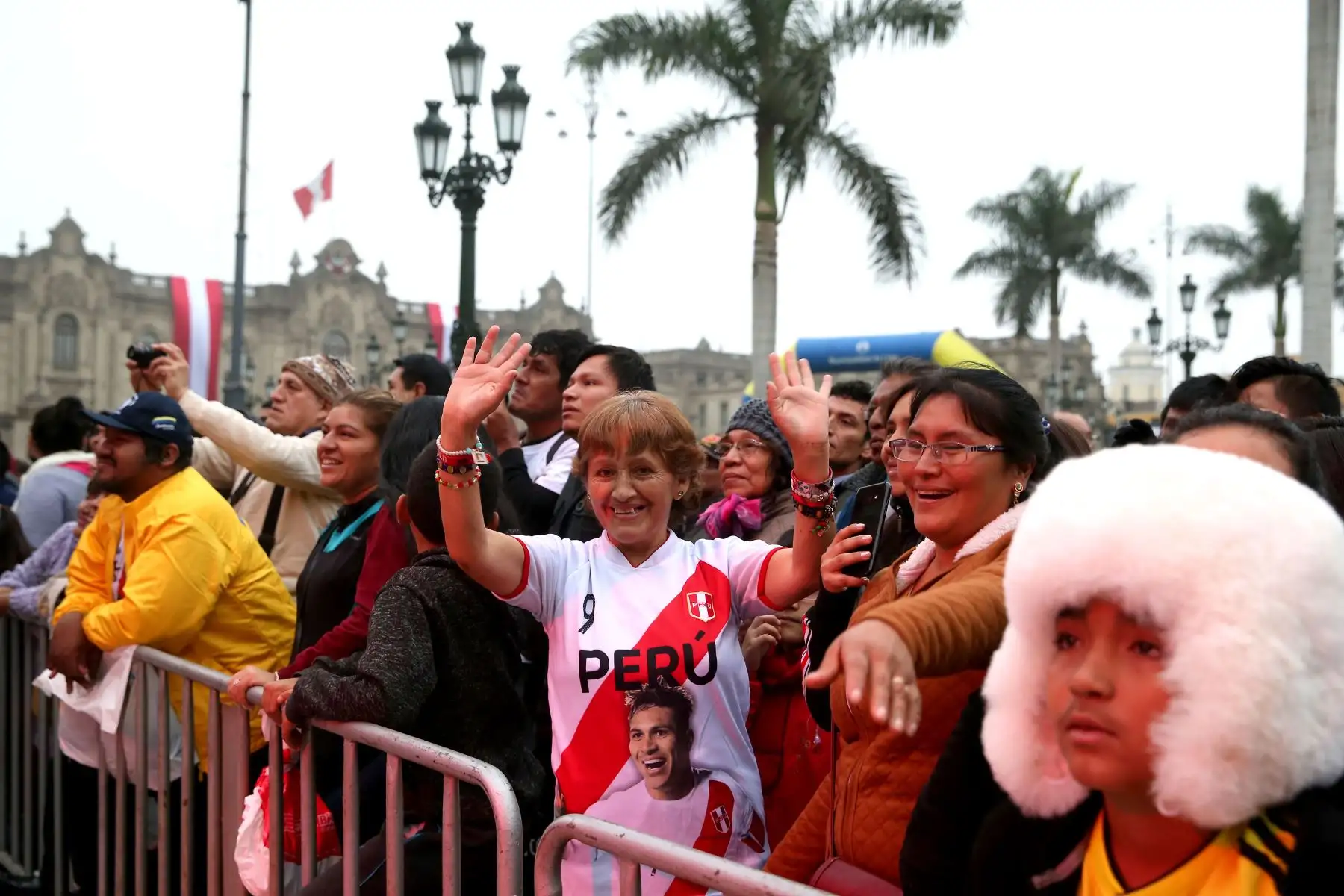 Más de 500 hinchas demuestran su aliento a la selección en la Plaza Mayor: ANDINA/Dante Zegarra