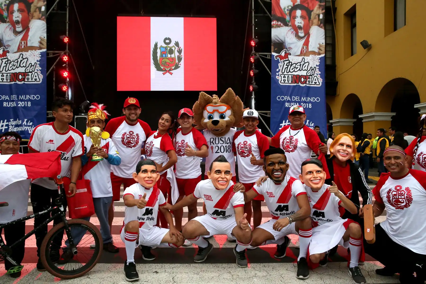 Más de 500 hinchas demuestran su aliento a la selección en la Plaza Mayor: ANDINA/Dante Zegarra