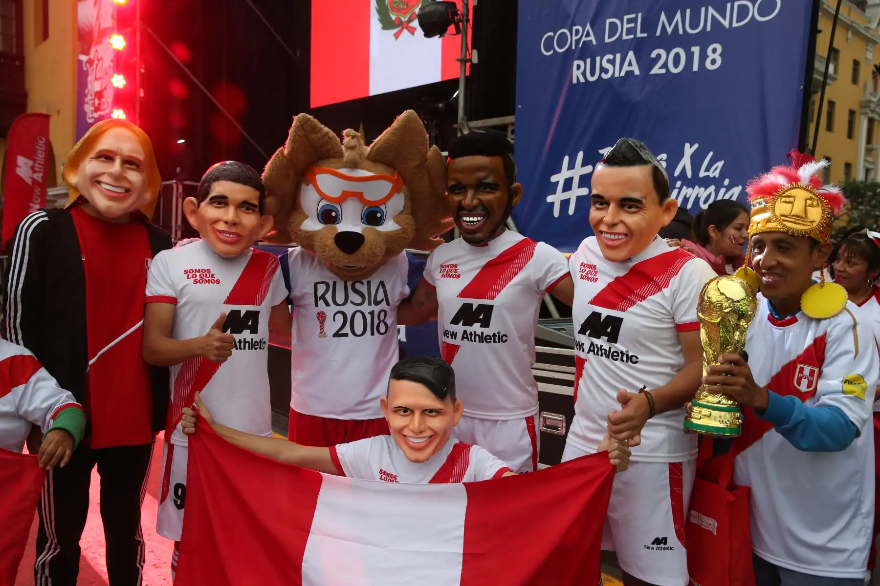 Más de 500 hinchas demuestran su aliento a la selección en la Plaza Mayor: ANDINA/Dante Zegarra