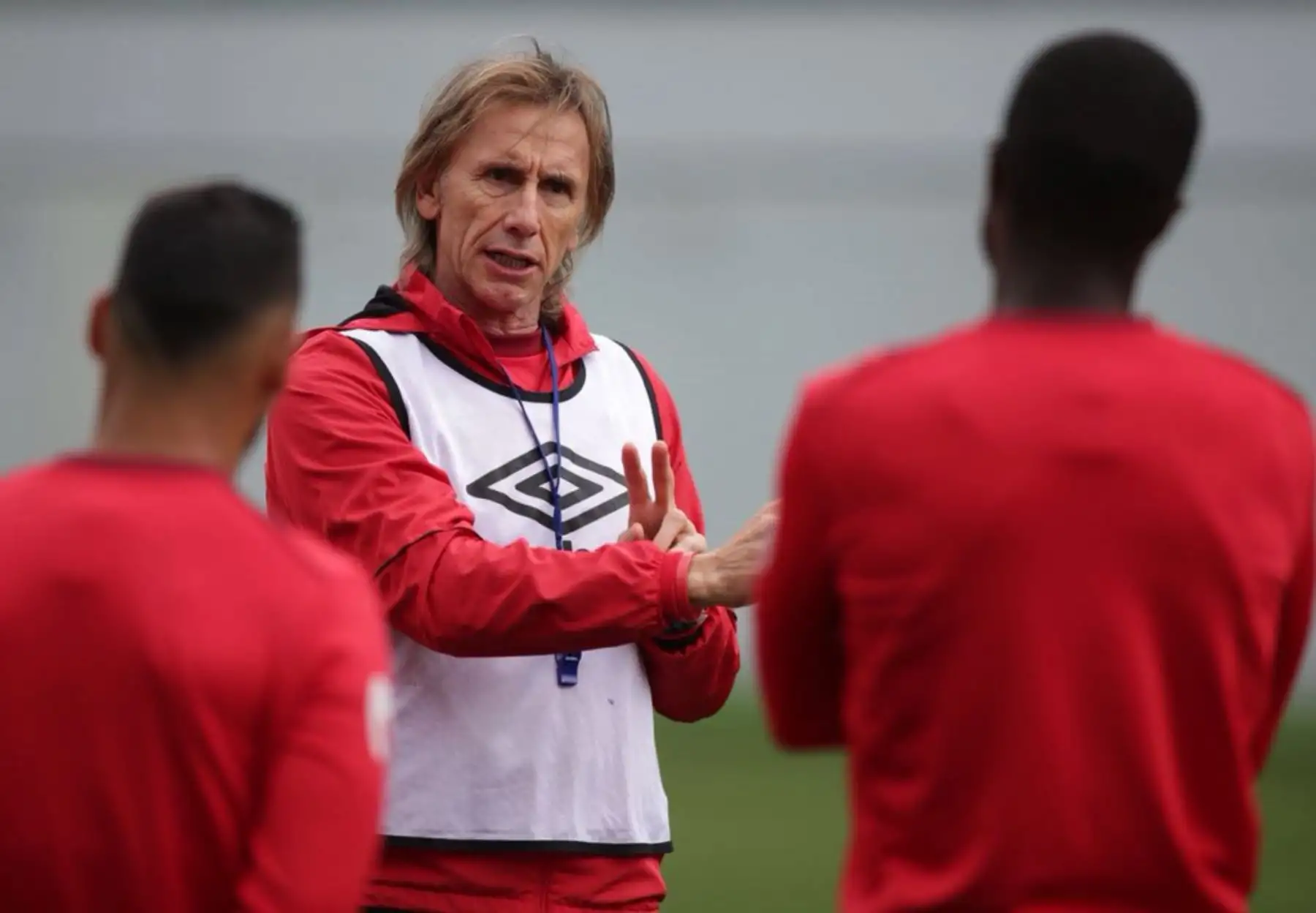 Gareca dando indicaciones a sus jugadores durante entrenamiento de la selección en Rusia. Foto: ANDINA/FPF.