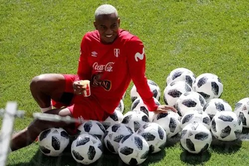 Carrillo, que cumple 27 años, protagoniza el cuarto entreno de Perú en Moscú. Foto: EFE.