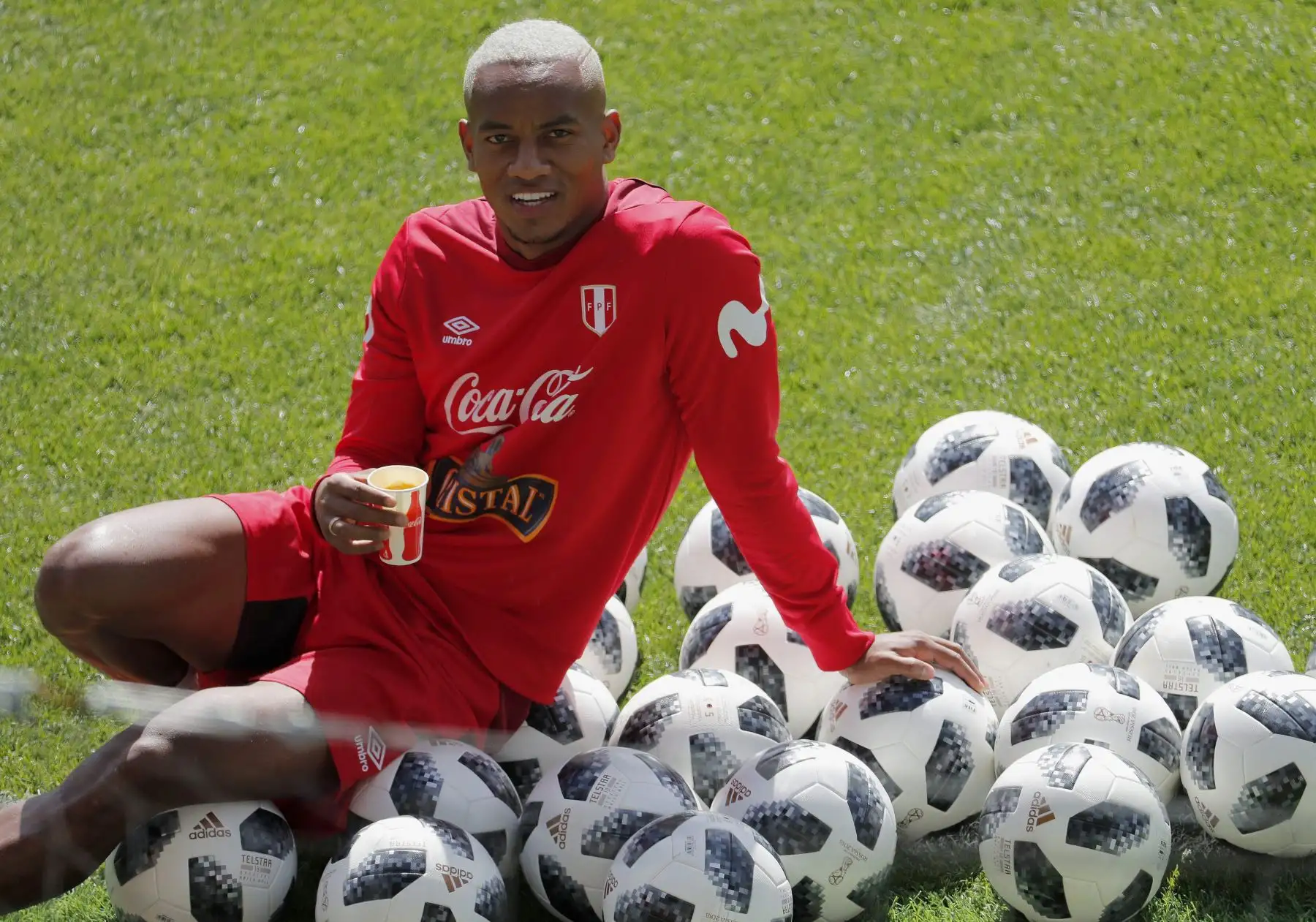 El delantero de la selección de Peruana, André Carrillo, que hoy cumple 27 años, durante el entrenamiento de la selección en el estadio Khimki de Moscú. Foto: EFE
