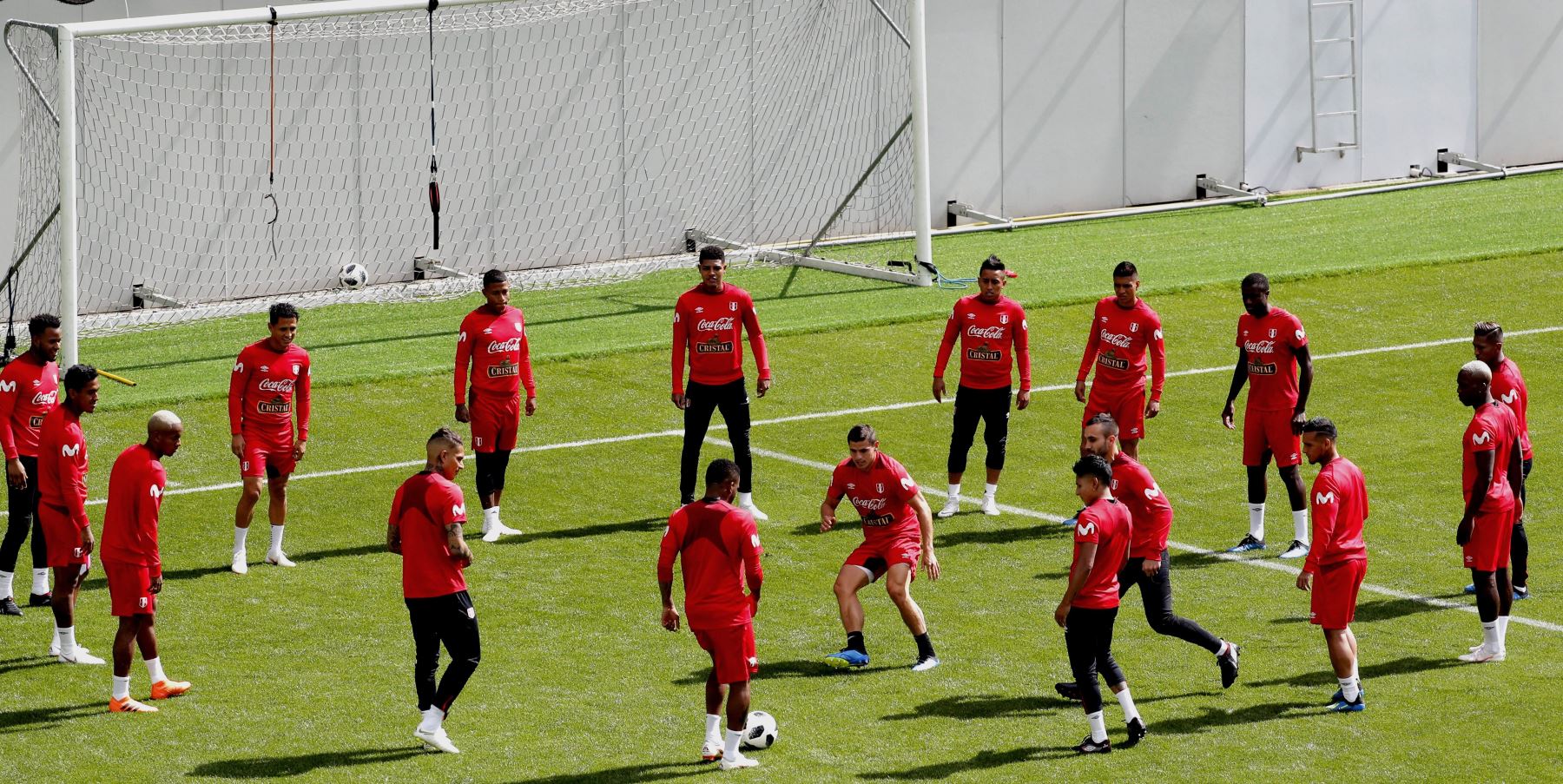 Los jugadores de la selección peruana durante un entrenamiento del equipo celebrado en el estadio Khimki de Moscú. Foto: EFE