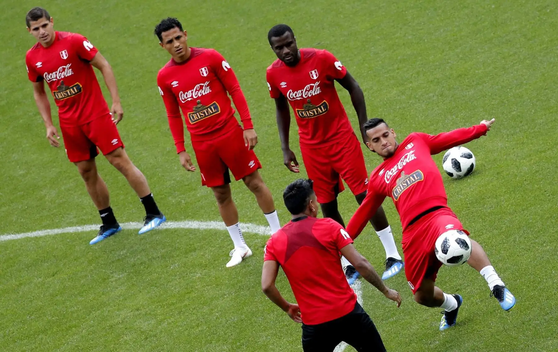 Los jugadores de la selección peruana durante un entrenamiento del equipo celebrado en el estadio Khimki de Moscú. Foto: EFE