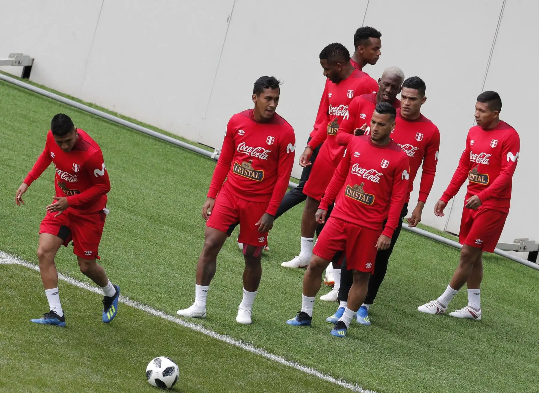 Los jugadores de la selección peruana durante un entrenamiento del equipo celebrado en el estadio Khimki de Moscú. Foto: EFE