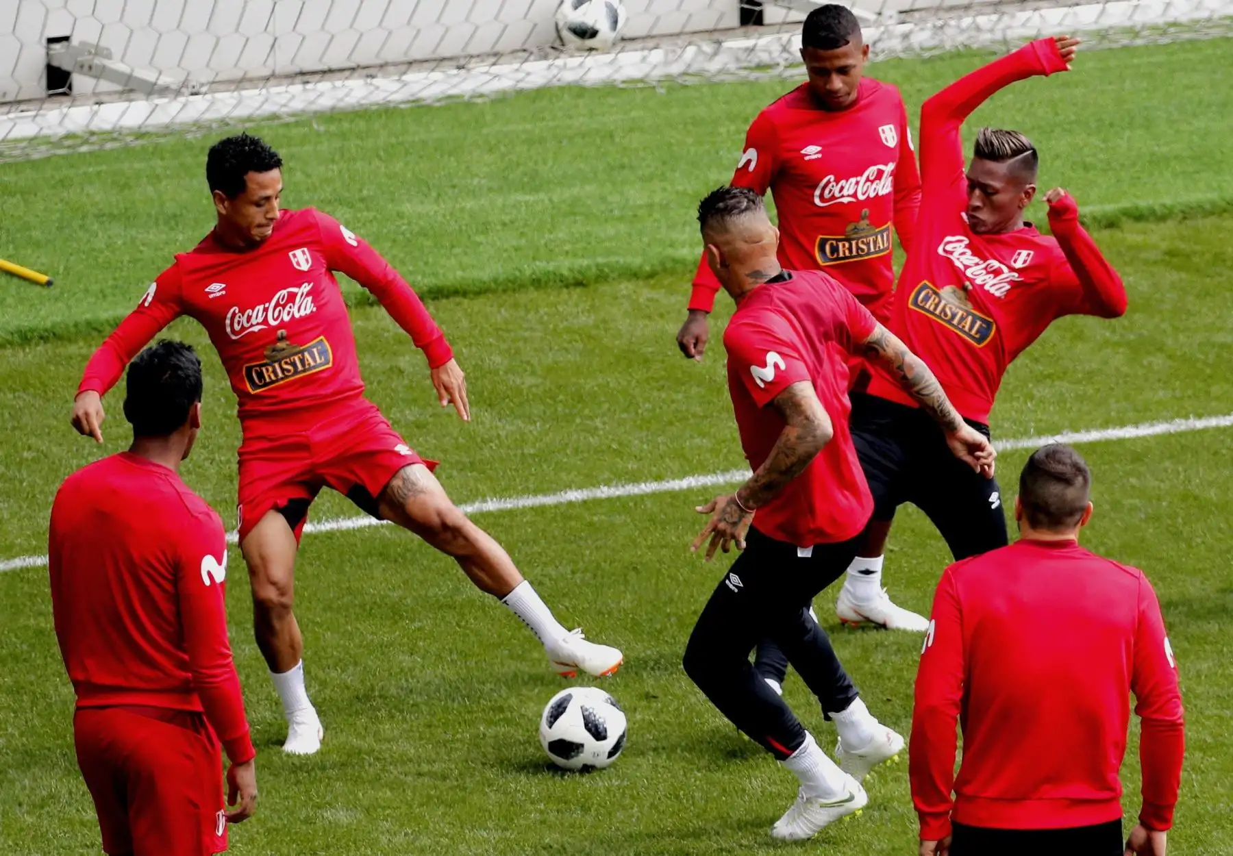 Los jugadores de la selección peruana durante un entrenamiento del equipo celebrado en el estadio Khimki de Moscú. Foto: EFE