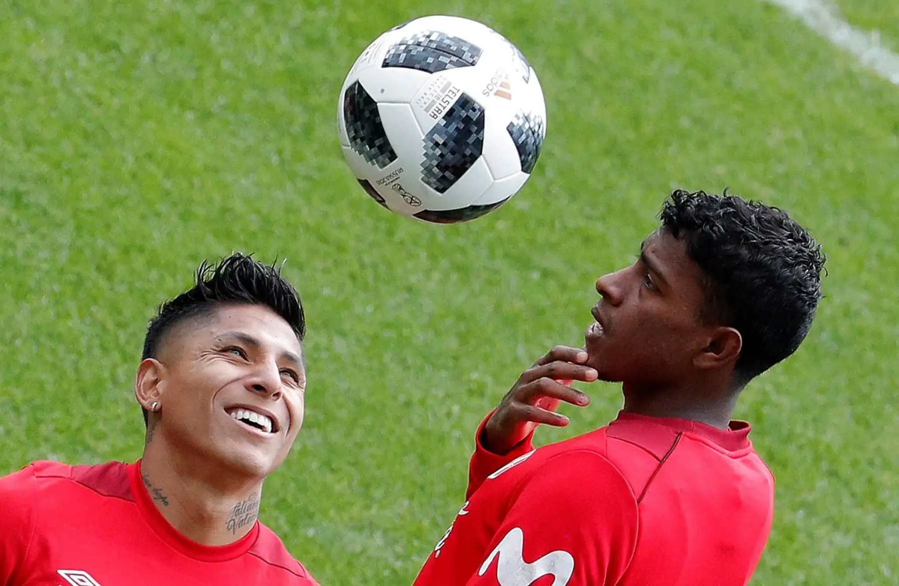 El delantero Raul Ruidiaz (i) y el defensa Miguel Araujo durante un entrenamiento de la selección peruana celebrado en el estadio Khimki de Moscú. Foto: EFE
