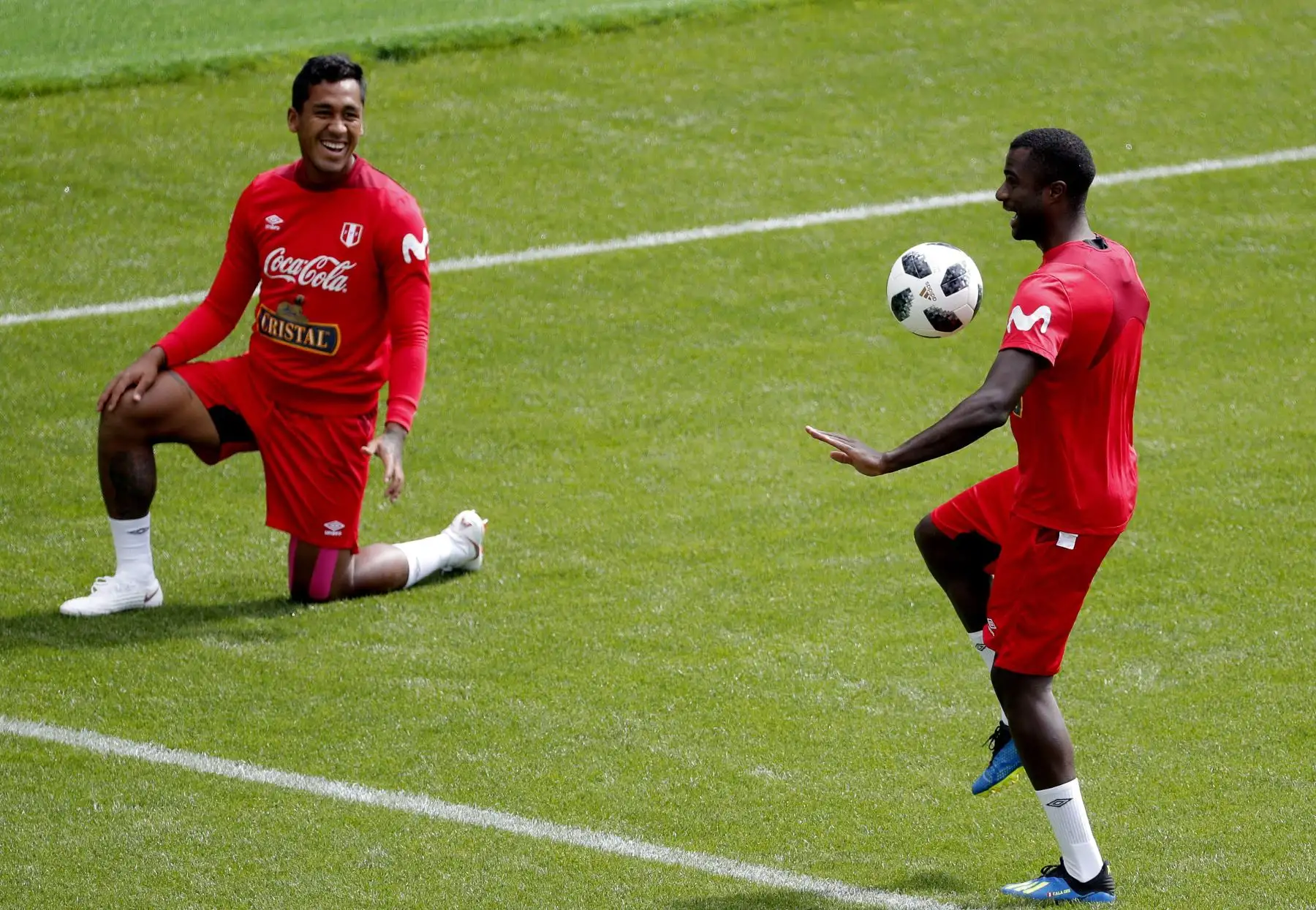 Los jugadores de la selección de Peruana, el defensa Christian Ramos (d) y el centrocampista Renato Tapia, durante el entrenamiento de la selección en el estadio Khimki de Moscú. Foto: EFE