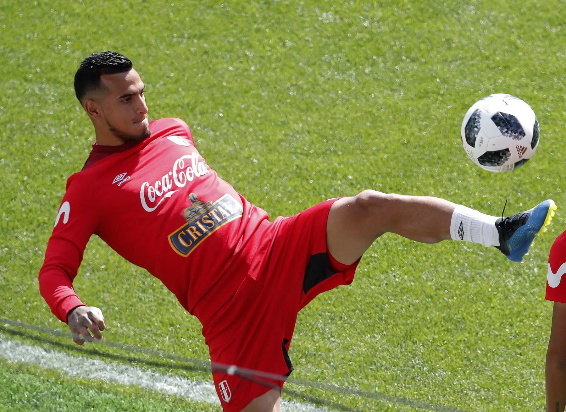 El defensa de la selección peruana Miguel Trauco durante un entrenamiento celebrado en el estadio Khimki de Moscú. Foto: EFE