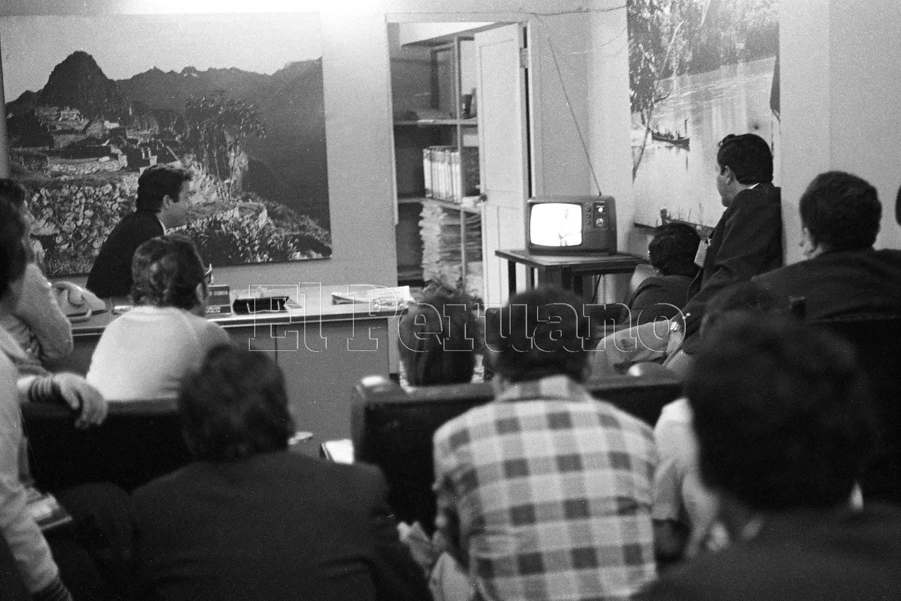 Un grupo de personas sigue la transmisión en directo del partido entre Perú y Camerún en el Mundial España 82.  Foto: ANDINA/archivo