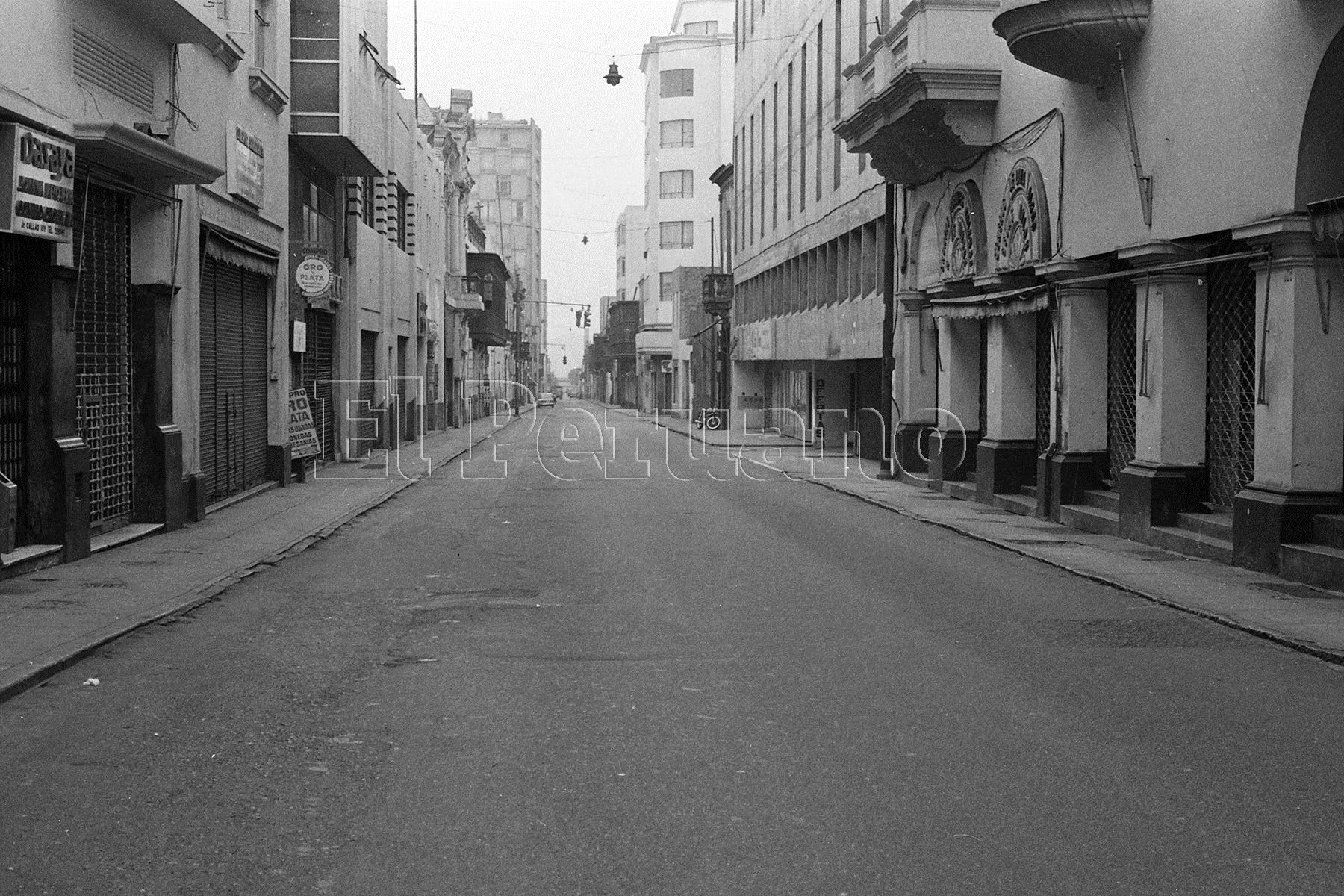 Sin peatones y  tiendas cerradas. El jirón Callao el día del debut de la selección peruana en España 82.  Foto: ANDINA/archivo