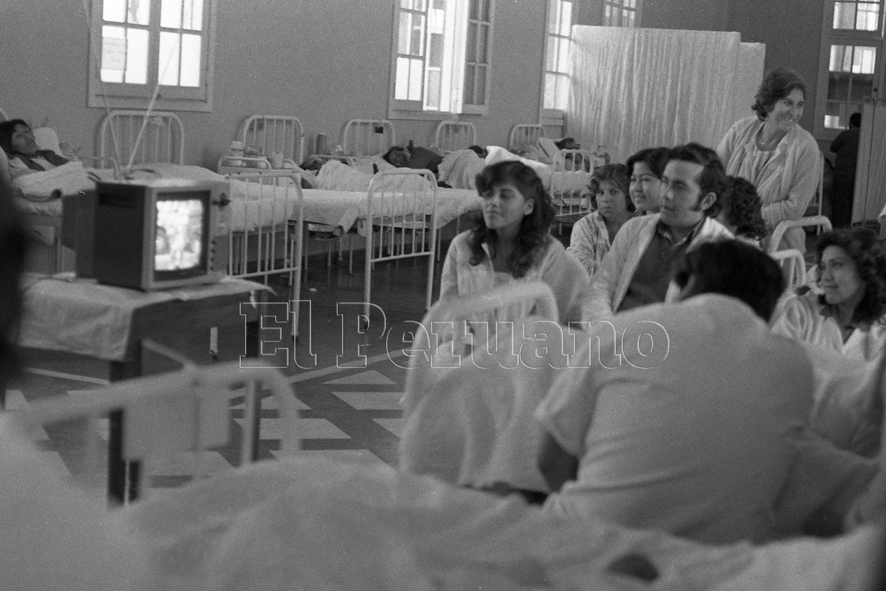 Pacientes y médicos del Hospital Loayza siguen la transmisión en directo del encuentro entre Perú y Camerún en Mundial España 82. Foto:ANDINA/archivo