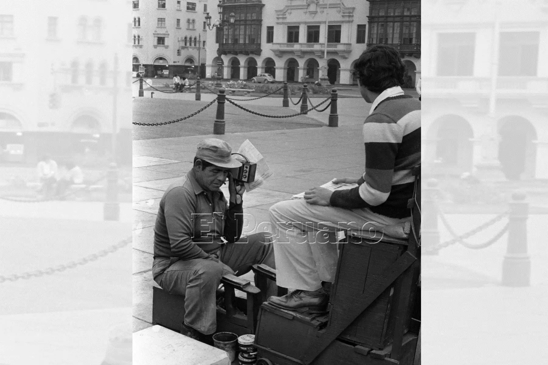 La radio más cerca de la gente. Un lustrabotas sigue la transmisión  del partido entre Perú y Camerún en España 82.   Foto:ANDINA/archivo