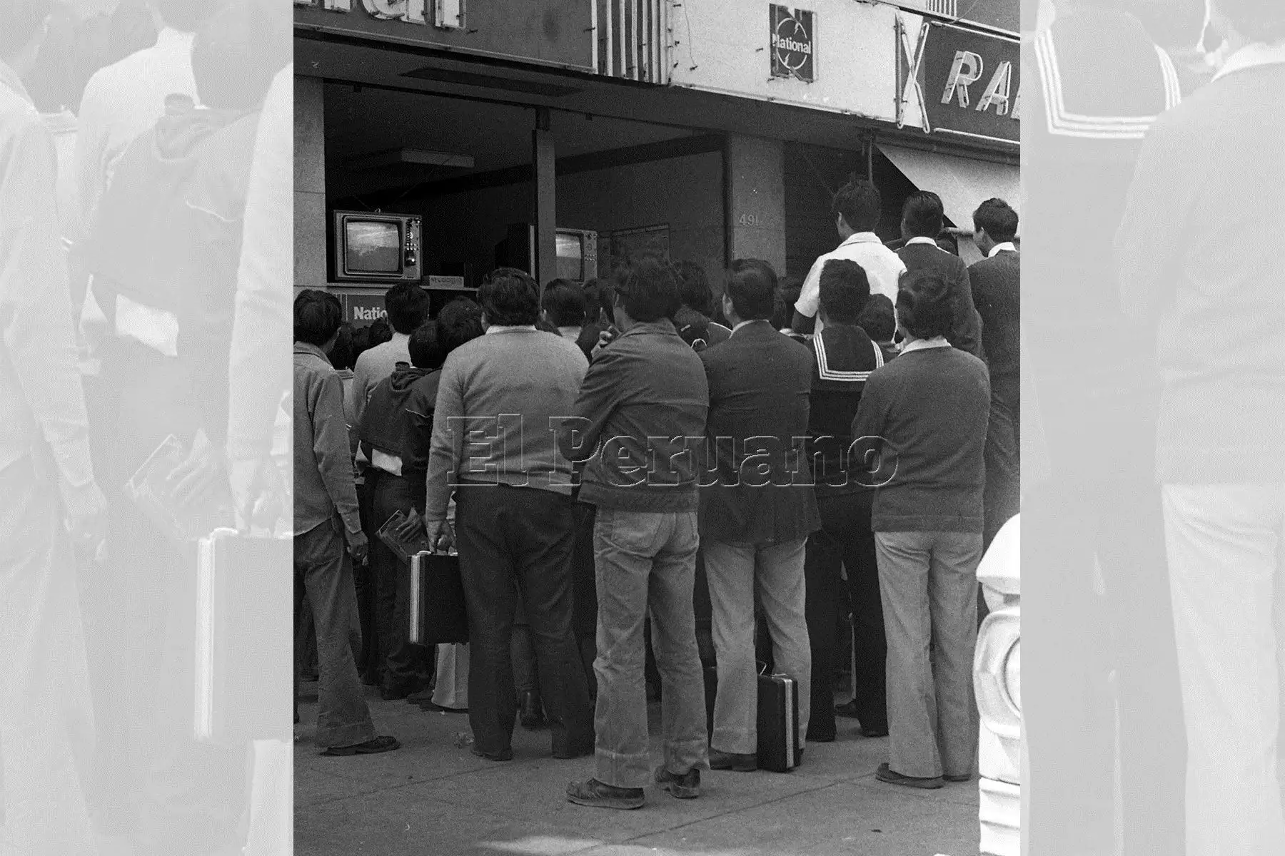 Frente a una tienda comercial un grupo de personas sigue las incidencias del partido entre Perú y Camerún en el Mundial España 82.  Foto:ANDINA/archivo