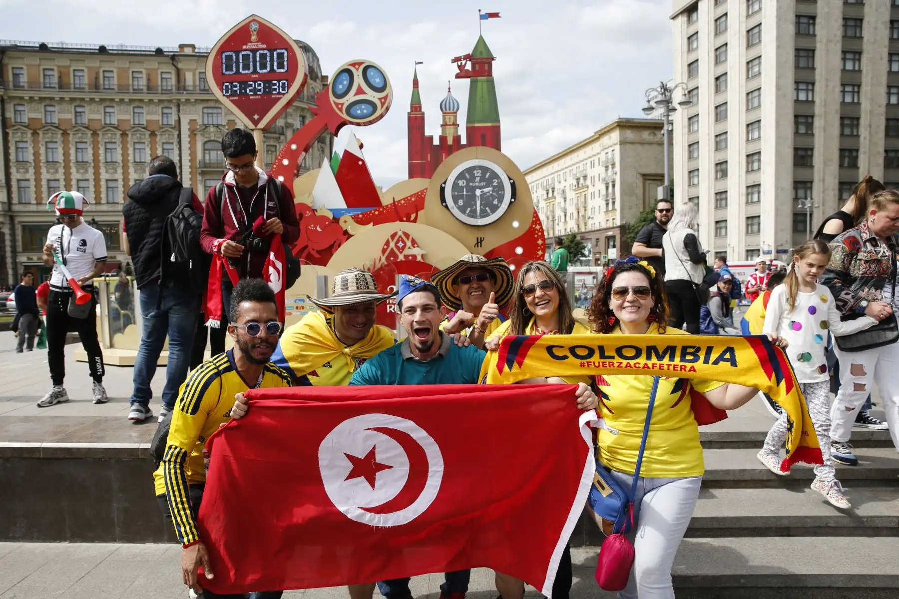 Los hinchas de los equipos nacionales de fútbol de Túnez y Colombia animan en la Plaza Manezhnaya. Foto: AFP